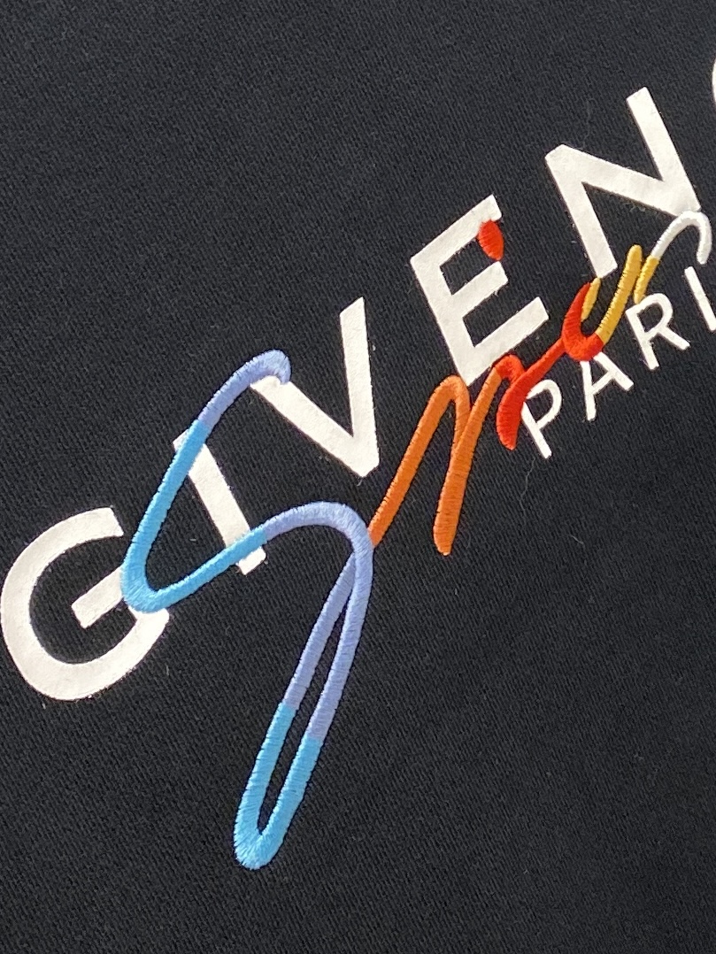 纪梵希、2025新品卫衣，帅气时尚，胸口精致刺绣字母logo，简约百搭款。面料棉 不仅挺括，保持潮流的廓