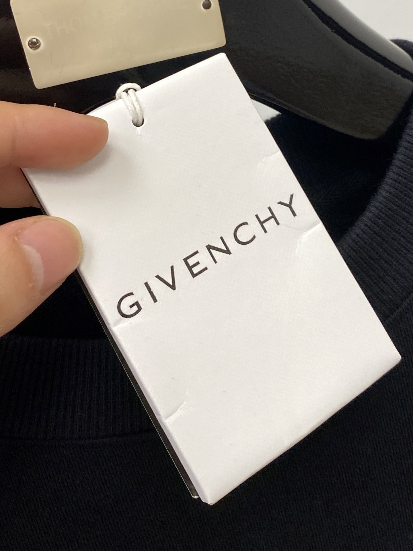 纪梵希、2025新品卫衣，帅气时尚，胸口精致刺绣字母logo，简约百搭款。面料棉 不仅挺括，保持潮流的廓