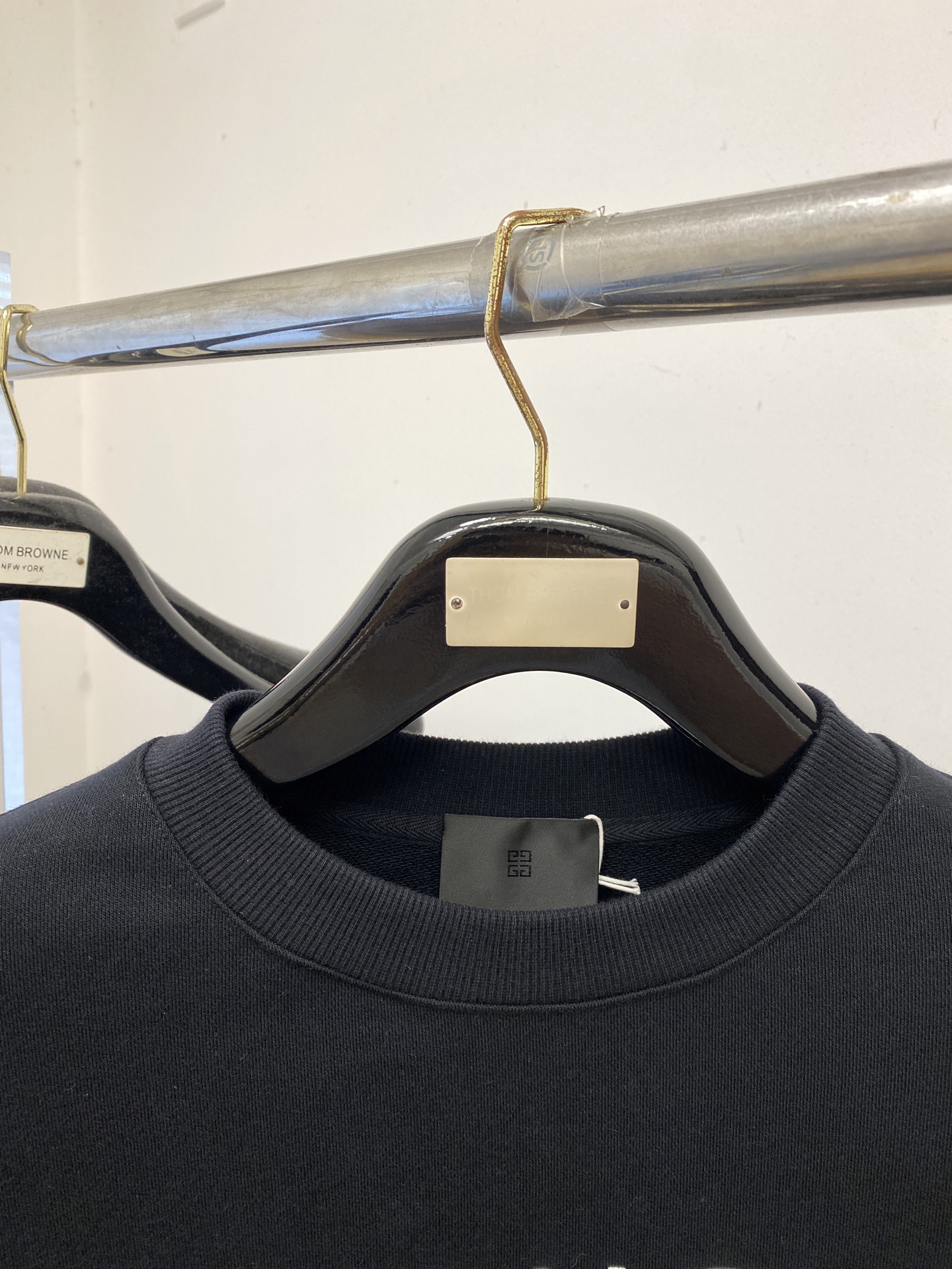 纪梵希、2025新品卫衣，帅气时尚，胸口精致刺绣字母logo，简约百搭款。面料棉 不仅挺括，保持潮流的廓