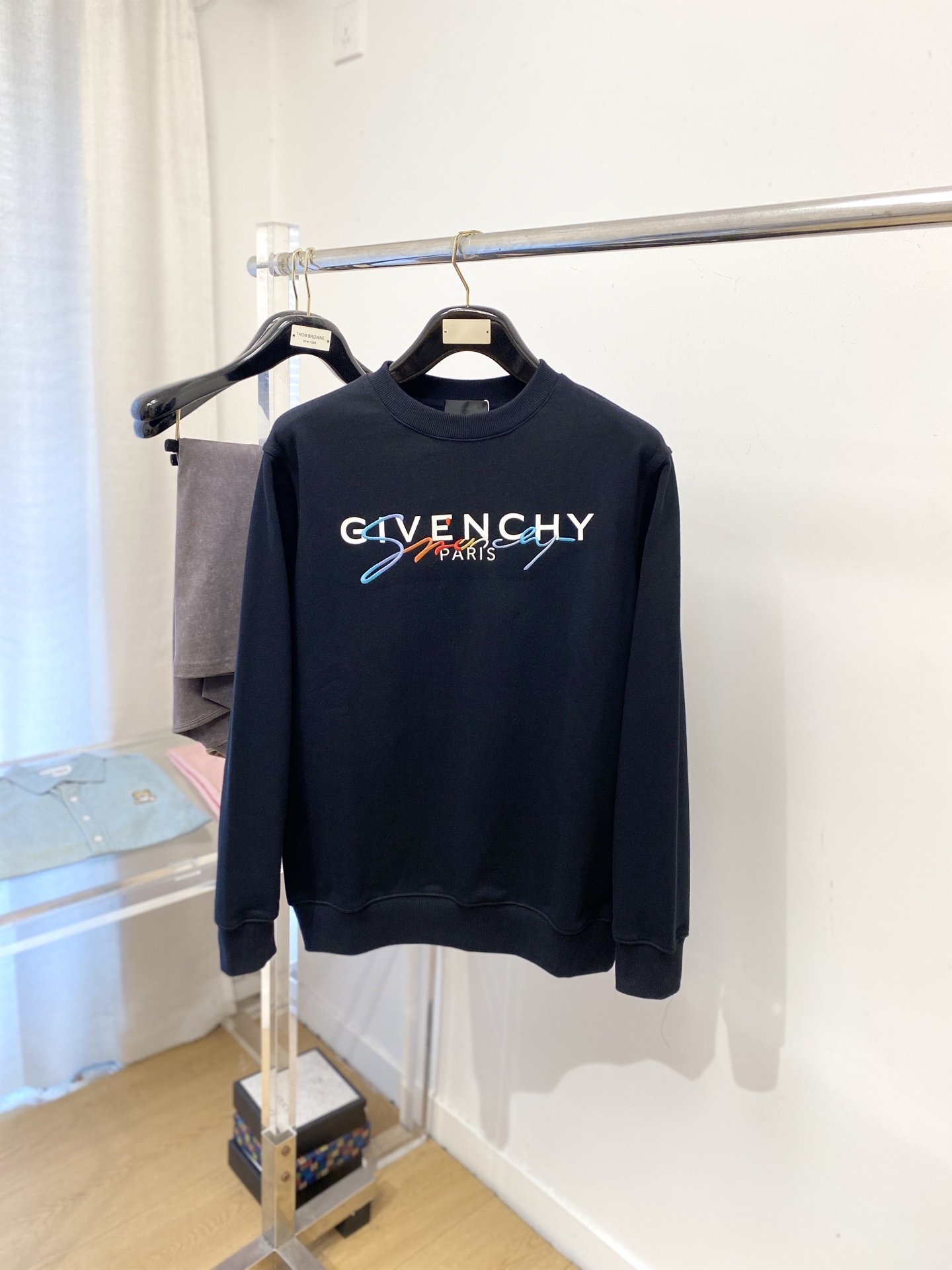 纪梵希、2025新品卫衣，帅气时尚，胸口精致刺绣字母logo，简约百搭款。面料棉 不仅挺括，保持潮流的廓