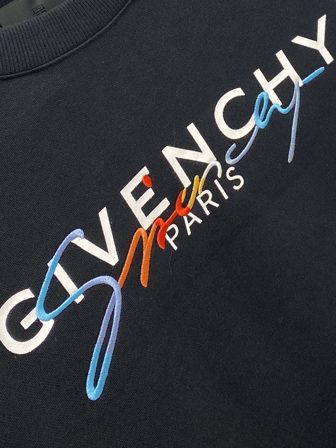 纪梵希、2025新品卫衣，帅气时尚，胸口精致刺绣字母logo，简约百搭款。面料棉 不仅挺括，保持潮流的廓