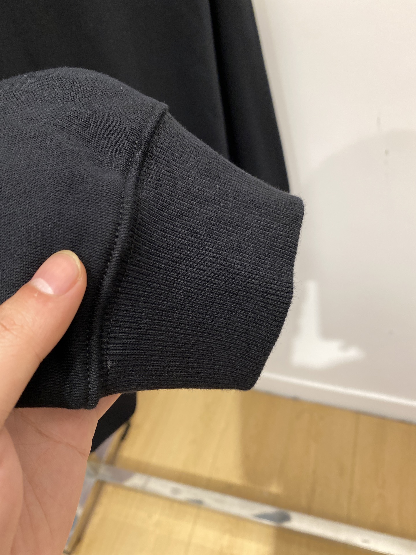 纪梵希、2025新品卫衣，帅气时尚，胸口精致刺绣字母logo，简约百搭款。面料棉 不仅挺括，保持潮流的廓