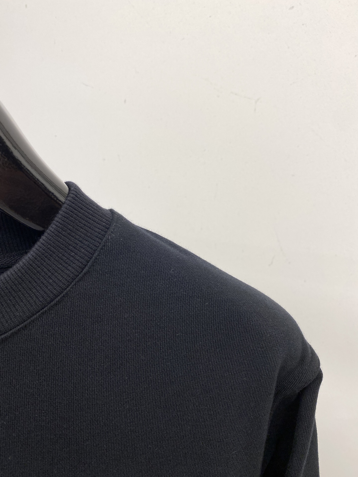 纪梵希、2025新品卫衣，帅气时尚，胸口精致刺绣字母logo，简约百搭款。面料棉 不仅挺括，保持潮流的廓