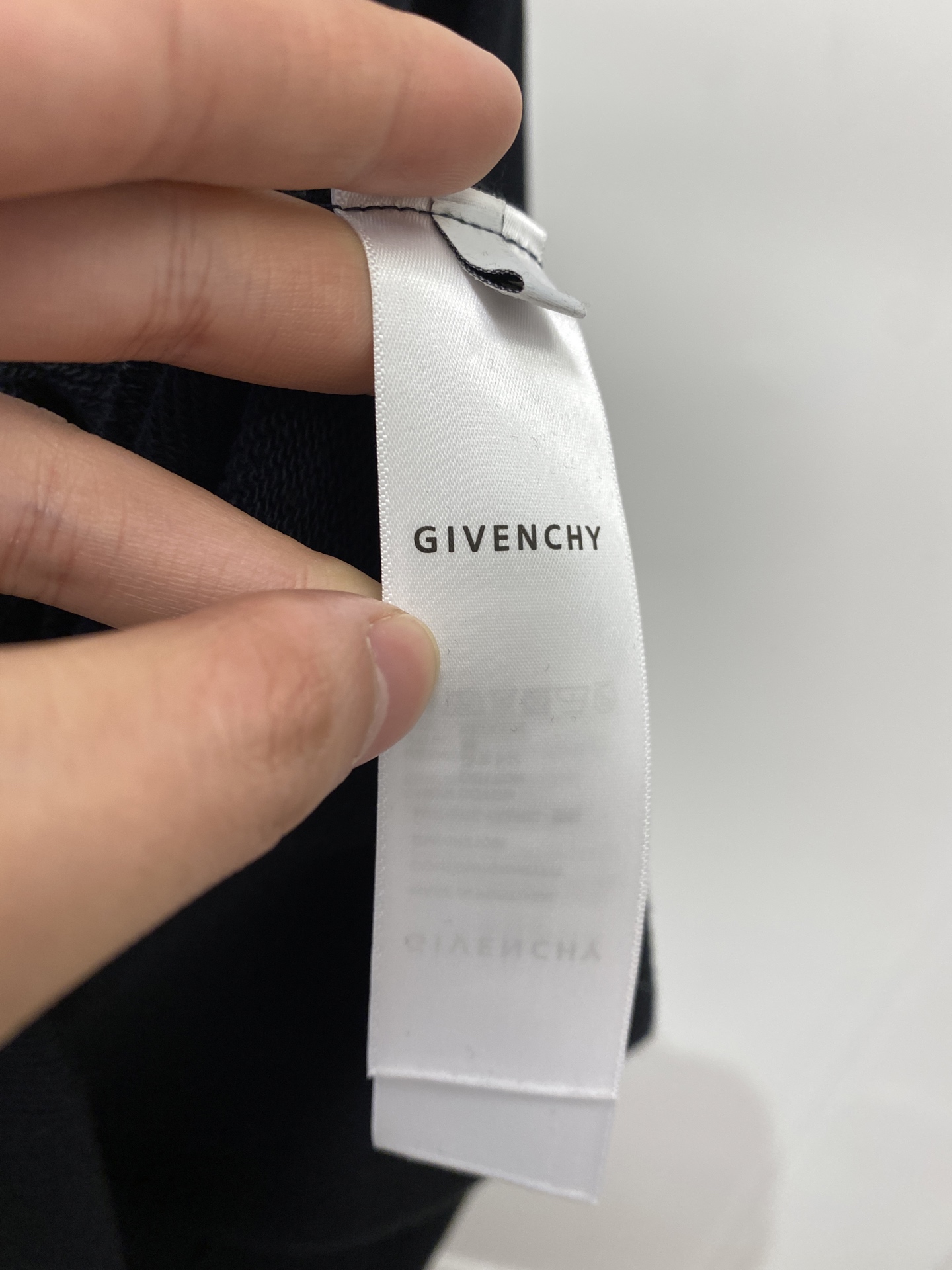 纪梵希、2025新品卫衣，帅气时尚，胸口精致刺绣字母logo，简约百搭款。面料棉 不仅挺括，保持潮流的廓