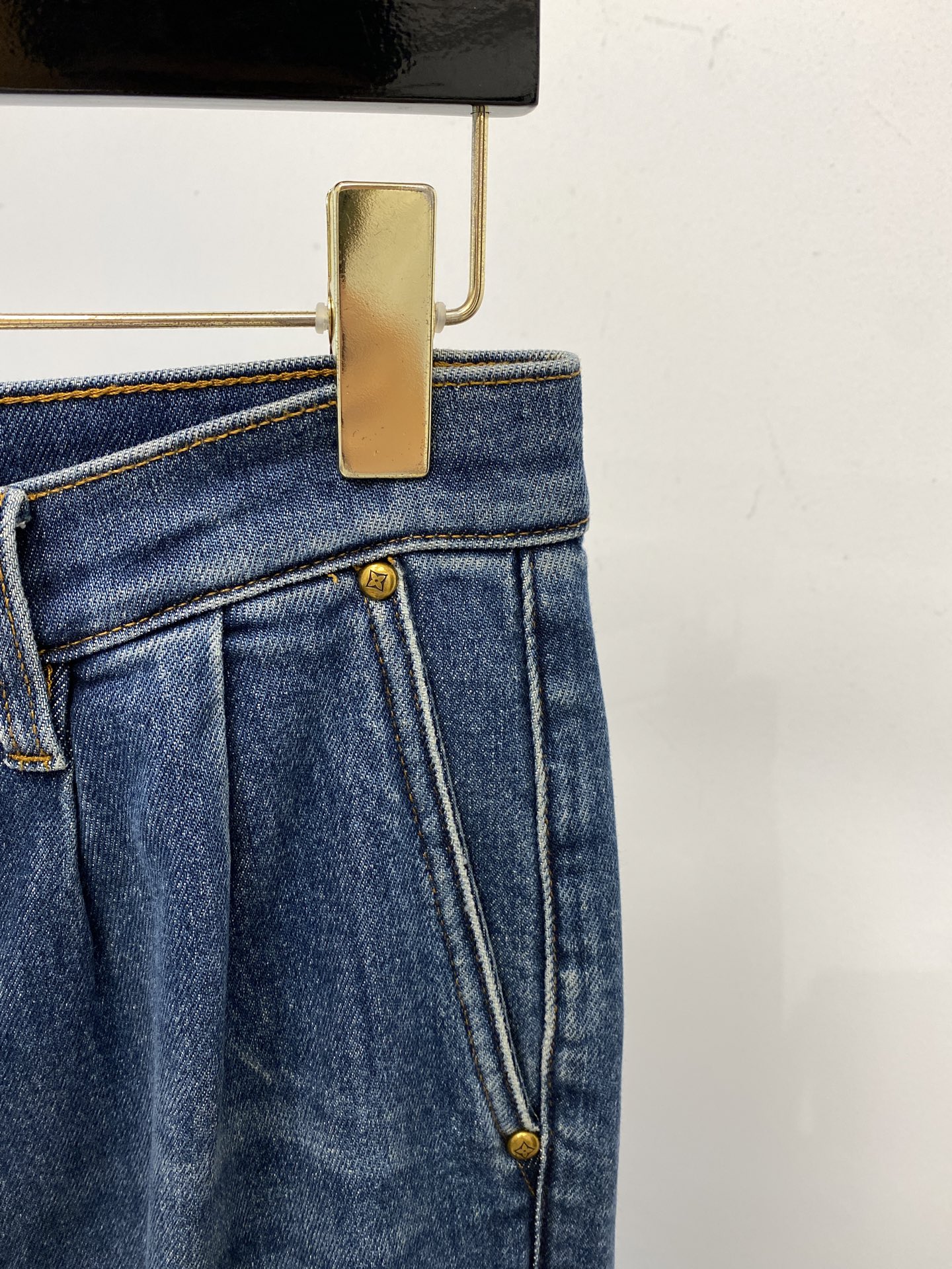 LV、2025最新品，专柜同步有售，原单狠货，水洗休闲牛仔裤，进口原版水洗弹力面料，舒适有弹性，原版五金