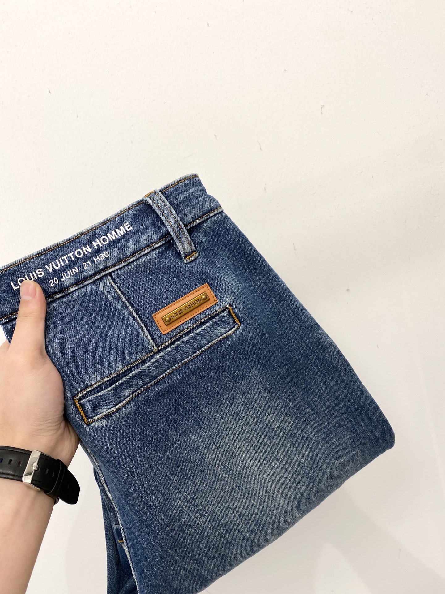 LV、2025最新品，专柜同步有售，原单狠货，水洗休闲牛仔裤，进口原版水洗弹力面料，舒适有弹性，原版五金