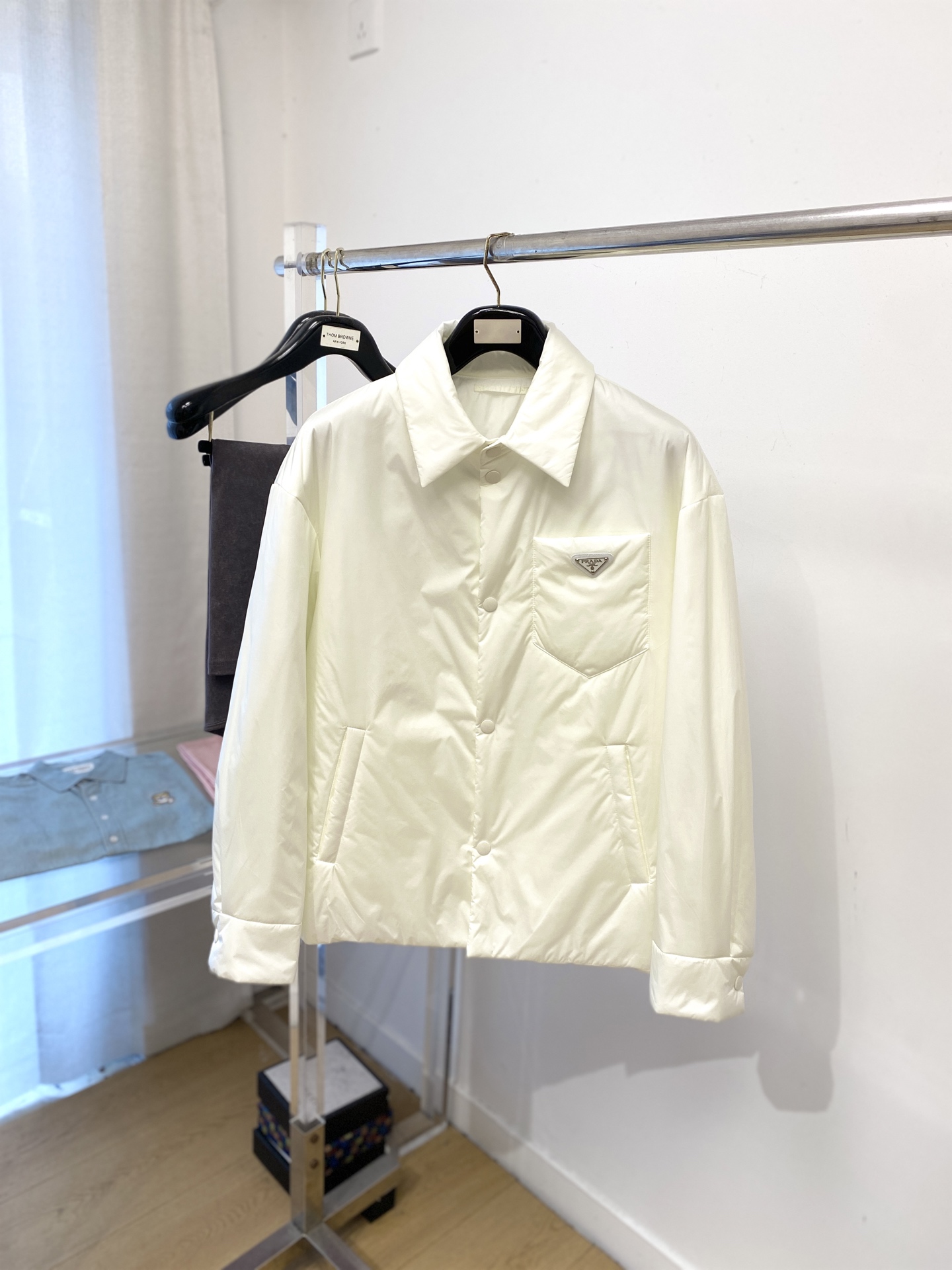 NO:597789,Prada, the latest 2025 men's lightweight jacket, the fabric is soft and comfortable.  The upper body shape is awesome.  zipper.  The accessories are all custom-supplied and imported fabrics, which are light and comfortable, warm and stylish, simple and elegant!  Lightweight and warm, the best choice to keep out the cold in autumn and winter. Size M-3XL,,prada,jackets & coats,jackets & coats,alexander wang19860909普拉达、2025最新款男士轻薄夹克外套、面料柔软舒适 ．上身版型超赞 ．拉链．辅料都是客供 、进口面料,轻便舒适,保暖有型、简单大方款式！轻便保暖、秋冬御寒的最佳选择 码数M-3XL,,prada,jackets & coats,jackets & coats,alexander wang,Men's clothing