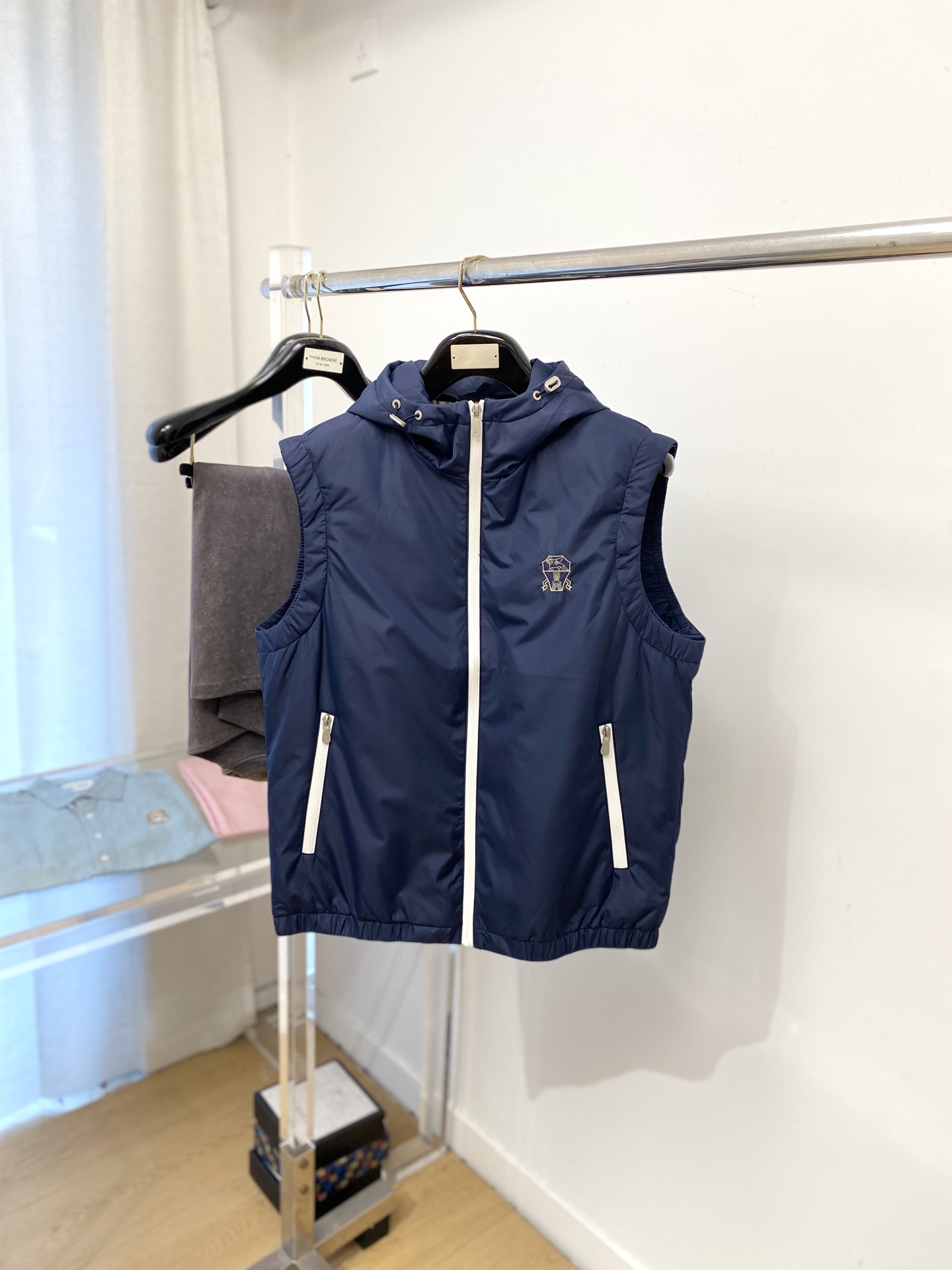 NO:597791,Brunello Cucinelli, the latest 2025 men's lightweight jacket and vest, the fabric is soft and comfortable.  The upper body shape is awesome.  zipper.  The accessories are all custom-supplied and imported fabrics, which are light and comfortable, warm and stylish, simple and elegant!  Lightweight and warm, the best choice to keep out the cold in autumn and winter. Size M-3XL,, brunello cucinelli, jackets & coats, jackets & coats, alexander wang19860909Brunello Cucinelli、2025最新款男士轻薄夹克马甲外套、面料柔软舒适 ．上身版型超赞 ．拉链．辅料都是客供 、进口面料,轻便舒适,保暖有型、简单大方款式！轻便保暖、秋冬御寒的最佳选择 码数M-3XL,,brunello cucinelli,jackets & coats,jackets & coats,alexander wang,Men's clothing