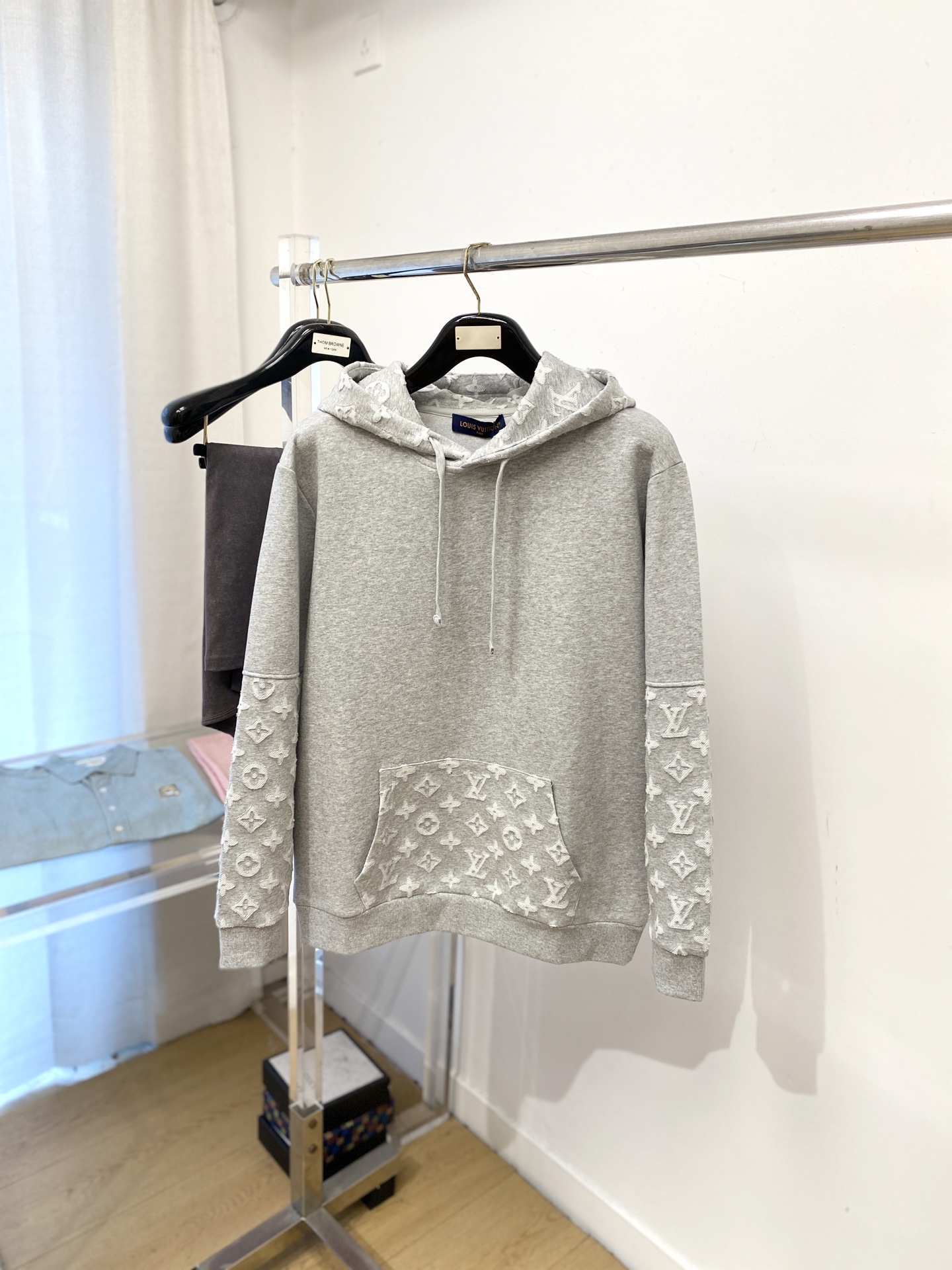 NO:596803,Louis Vuitton, 2025 new sweatshirt, handsome and fashionable, digitally positioned embroidered letter logo on the cuffs, simple and versatile. The fabric cotton is not only crisp and maintains the trendy silhouette, but also comfortable to wear, and the yarn is more delicate. Size S-XL, Louis Vuitton, hoodie, sweatshirts, alexander wang19860909路易威登、2025新品卫衣,帅气时尚,衣下袖口数码定位刺绣图案字母logo,简约百搭款.面料棉 不仅挺括,保持潮流的廓形,又穿着舒适,纱织更细腻,码数S-XL,,louis vuitton,hoodie,sweatshirts,alexander wang,Men's clothing