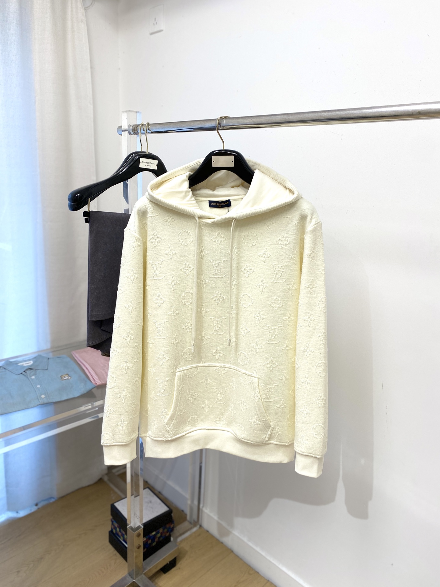 NO:596801,Louis Vuitton, 2025 new sweatshirt, handsome and fashionable, top digital positioning custom-woven pattern letter logo, simple and versatile. The fabric cotton is not only crisp and maintains the trendy silhouette, but also comfortable to wear, the yarn is more delicate, the size is S-XL,, Louis Vuitton, hoodie, sweatshirts, alexander wang19860909路易威登、2025新品卫衣,帅气时尚,顶级数码定位定织图案字母logo,简约百搭款.面料棉 不仅挺括,保持潮流的廓形,又穿着舒适,纱织更细腻,码数S-XL,,louis vuitton,hoodie,sweatshirts,alexander wang,Men's clothing