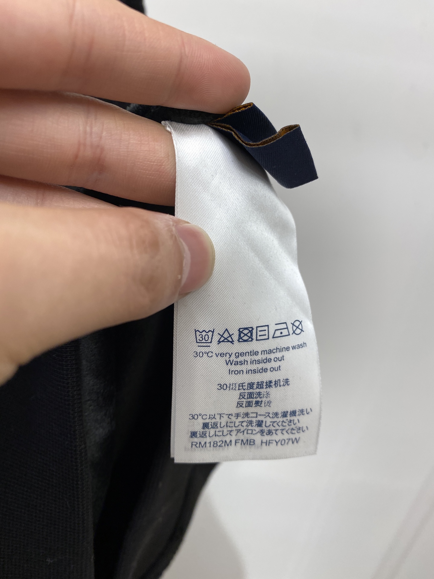 路易威登、2025新品卫衣，帅气时尚，顶级数码定位定织图案字母logo，简约百搭款。面料棉 不仅挺括，保