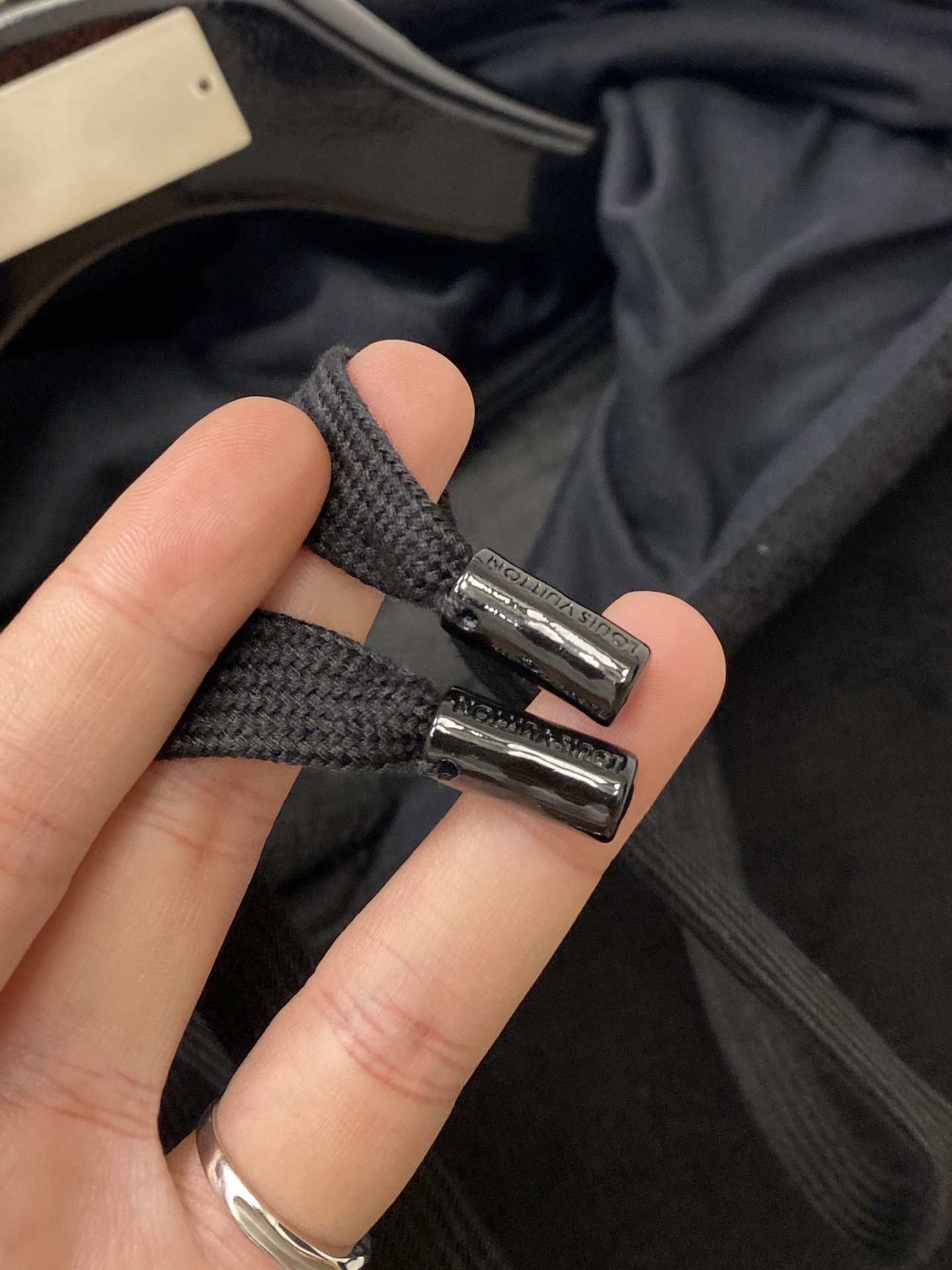 路易威登、2025新品卫衣，帅气时尚，顶级数码定位定织图案字母logo，简约百搭款。面料棉 不仅挺括，保