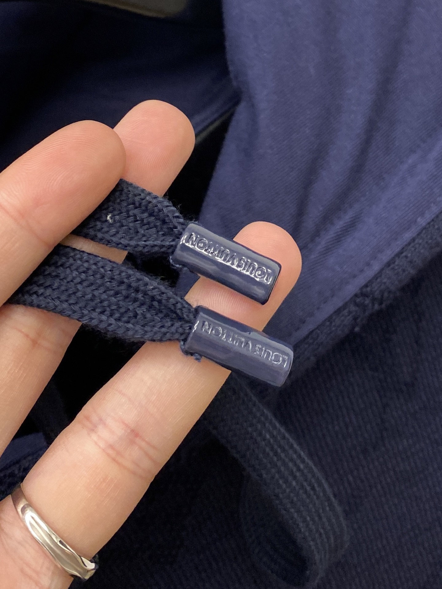 路易威登、2025新品卫衣，帅气时尚，顶级数码定位定织图案字母logo，简约百搭款。面料棉 不仅挺括，保