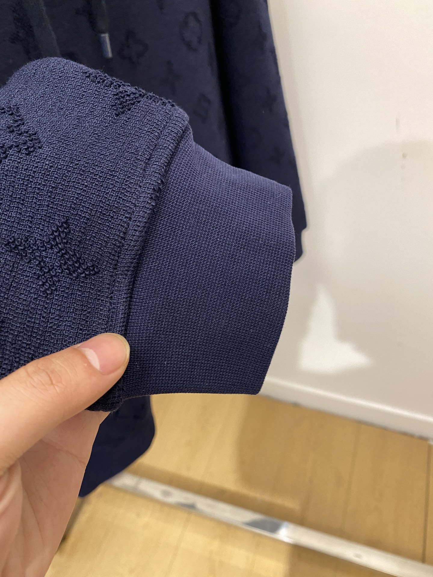 路易威登、2025新品卫衣，帅气时尚，顶级数码定位定织图案字母logo，简约百搭款。面料棉 不仅挺括，保