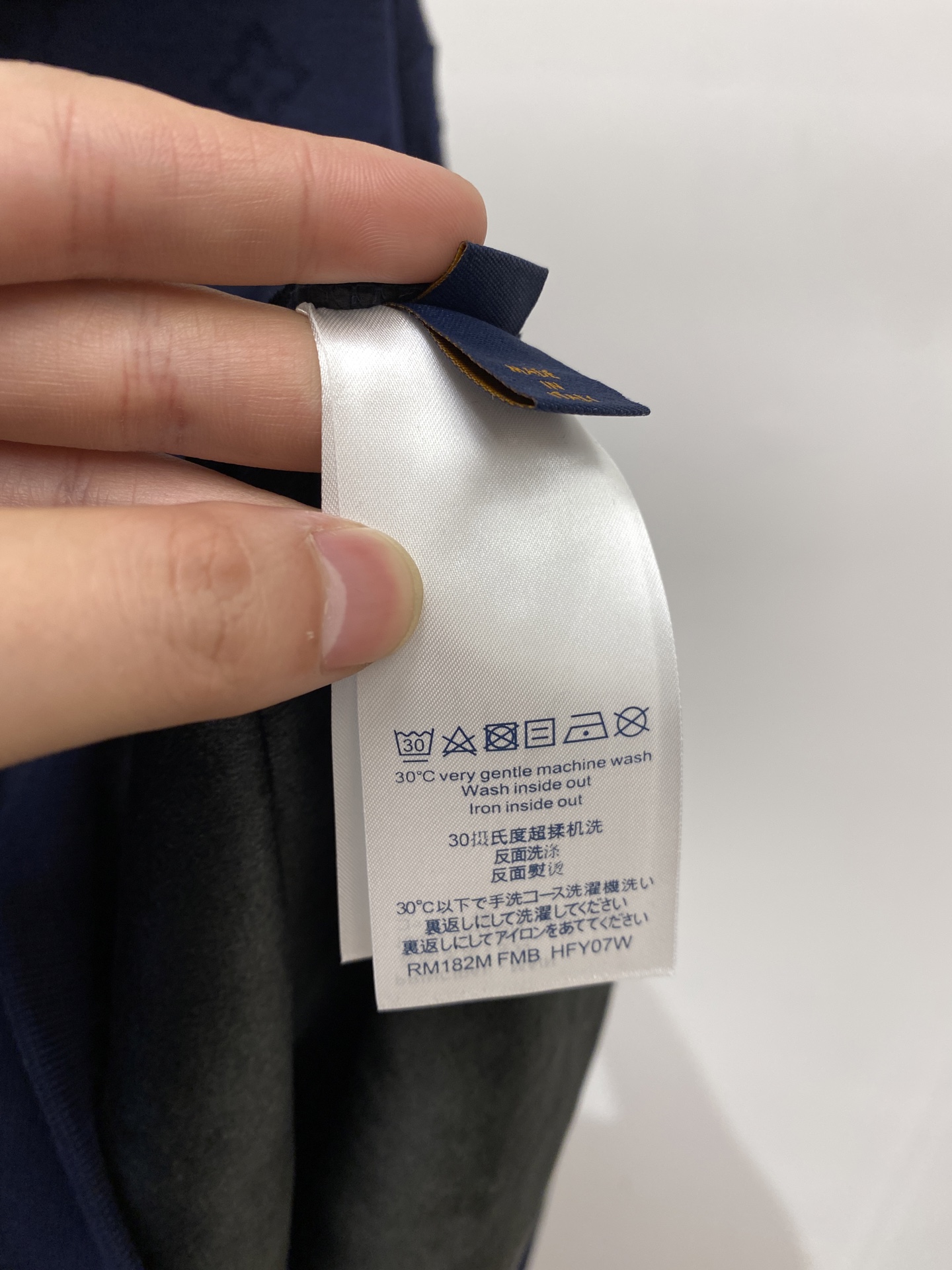 路易威登、2025新品卫衣，帅气时尚，顶级数码定位定织图案字母logo，简约百搭款。面料棉 不仅挺括，保