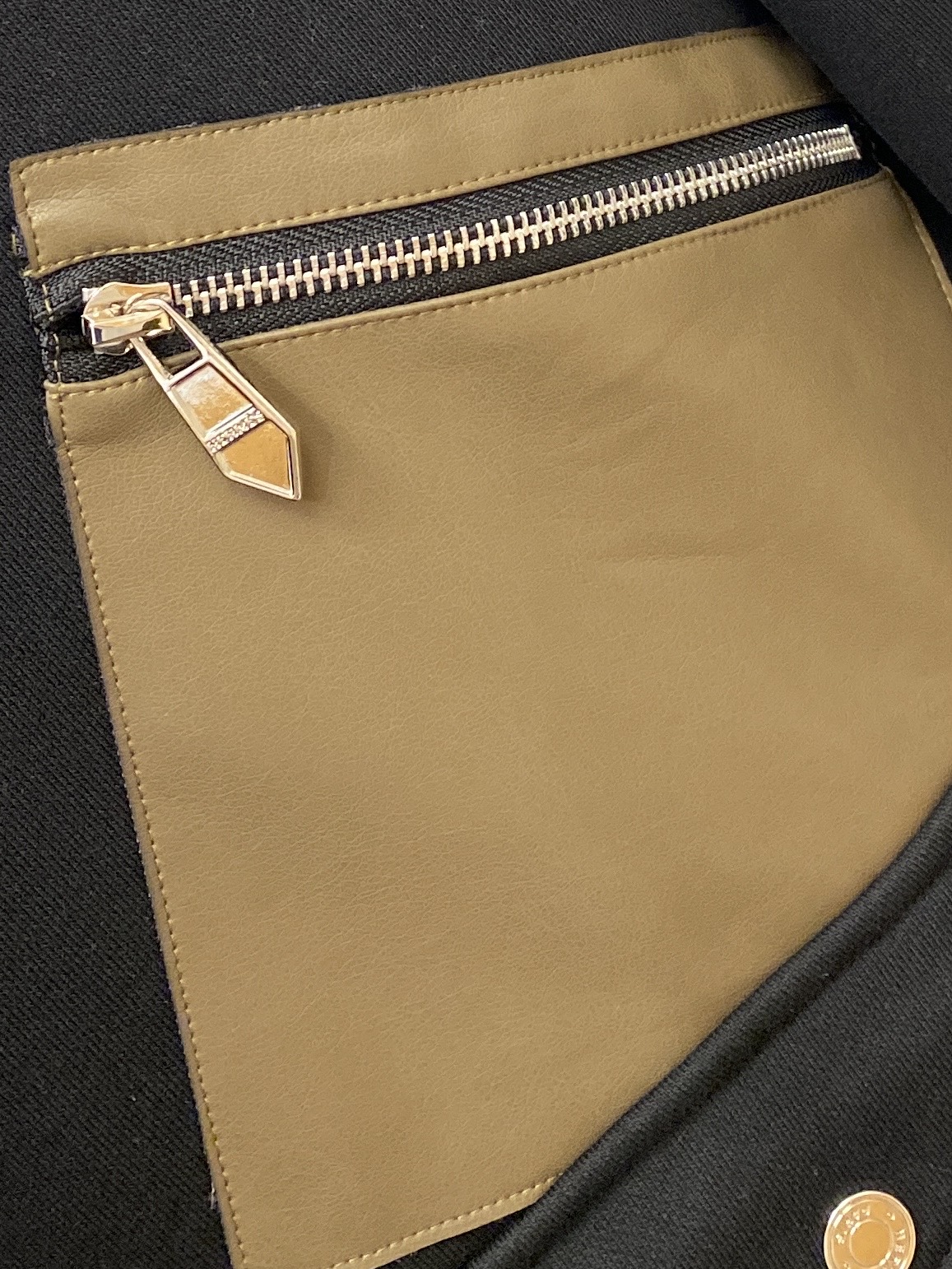 爱马仕、2025新品卫衣，帅气时尚，原版五金辅料logo，简约百搭款。面料棉 不仅挺括，保持潮流的廓形，