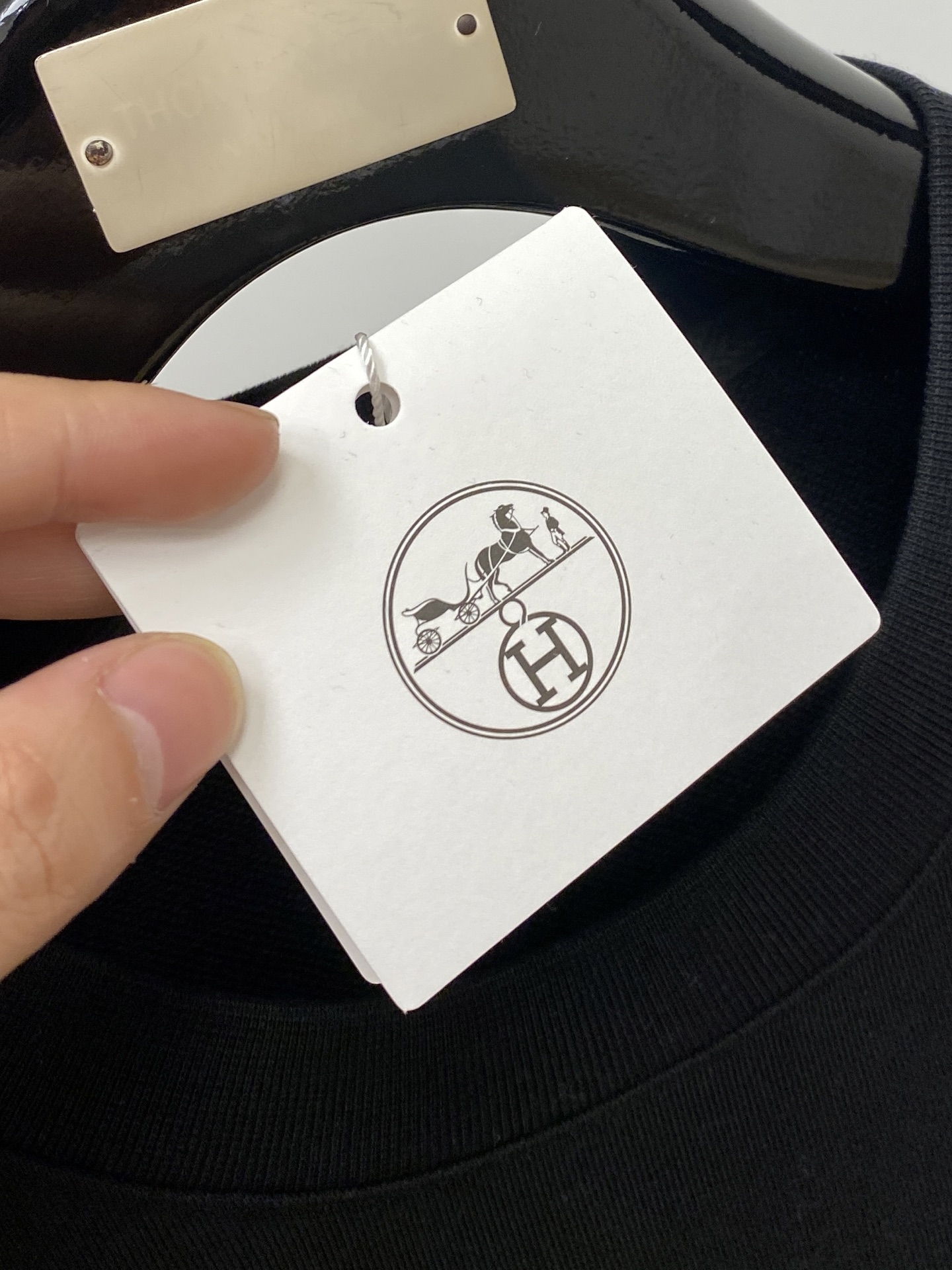 爱马仕、2025新品卫衣，帅气时尚，原版五金辅料logo，简约百搭款。面料棉 不仅挺括，保持潮流的廓形，