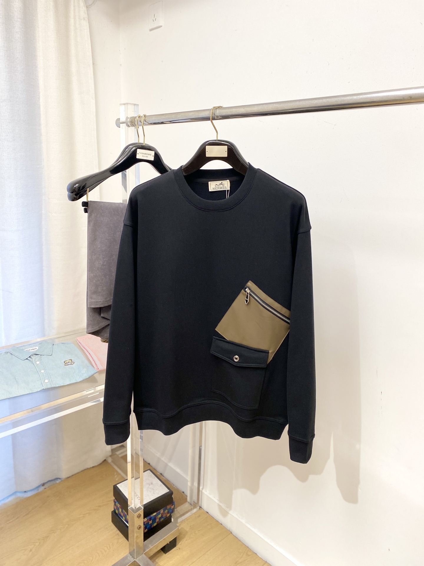 NO:596797,Hermes, 2025 new sweatshirt, handsome and fashionable, original hardware accessories logo, simple and versatile. The fabric cotton is not only crisp and maintains the trendy silhouette, but also comfortable to wear, and the yarn is more delicate. Size S-XL, hermes, hoodie, sweatshirts, alexander wang19860909爱马仕、2025新品卫衣,帅气时尚,原版五金辅料logo,简约百搭款.面料棉 不仅挺括,保持潮流的廓形,又穿着舒适,纱织更细腻,码数S-XL,,hermes,hoodie,sweatshirts,alexander wang,Men's clothing