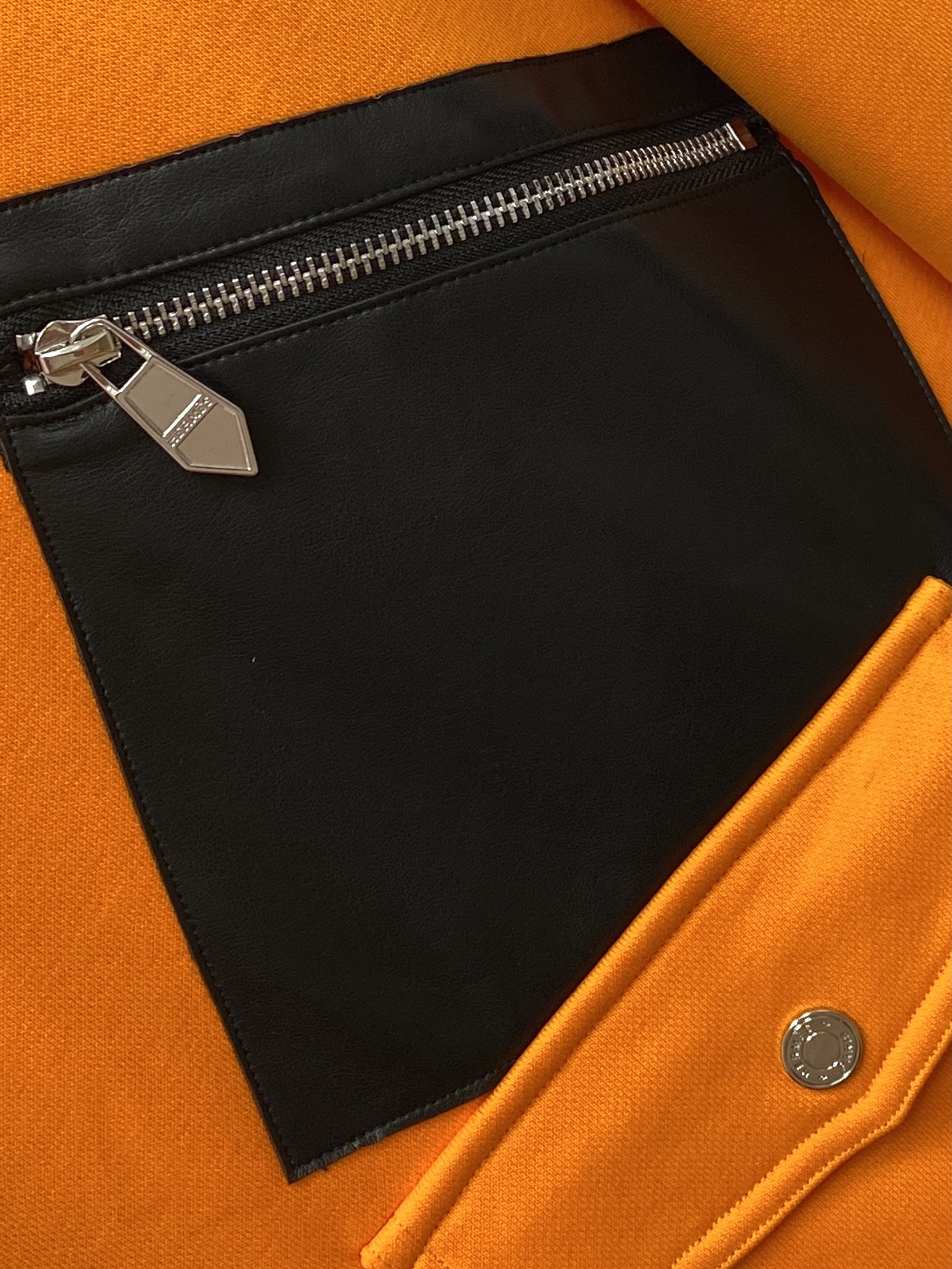 爱马仕、2025新品卫衣，帅气时尚，原版五金辅料logo，简约百搭款。面料棉 不仅挺括，保持潮流的廓形，