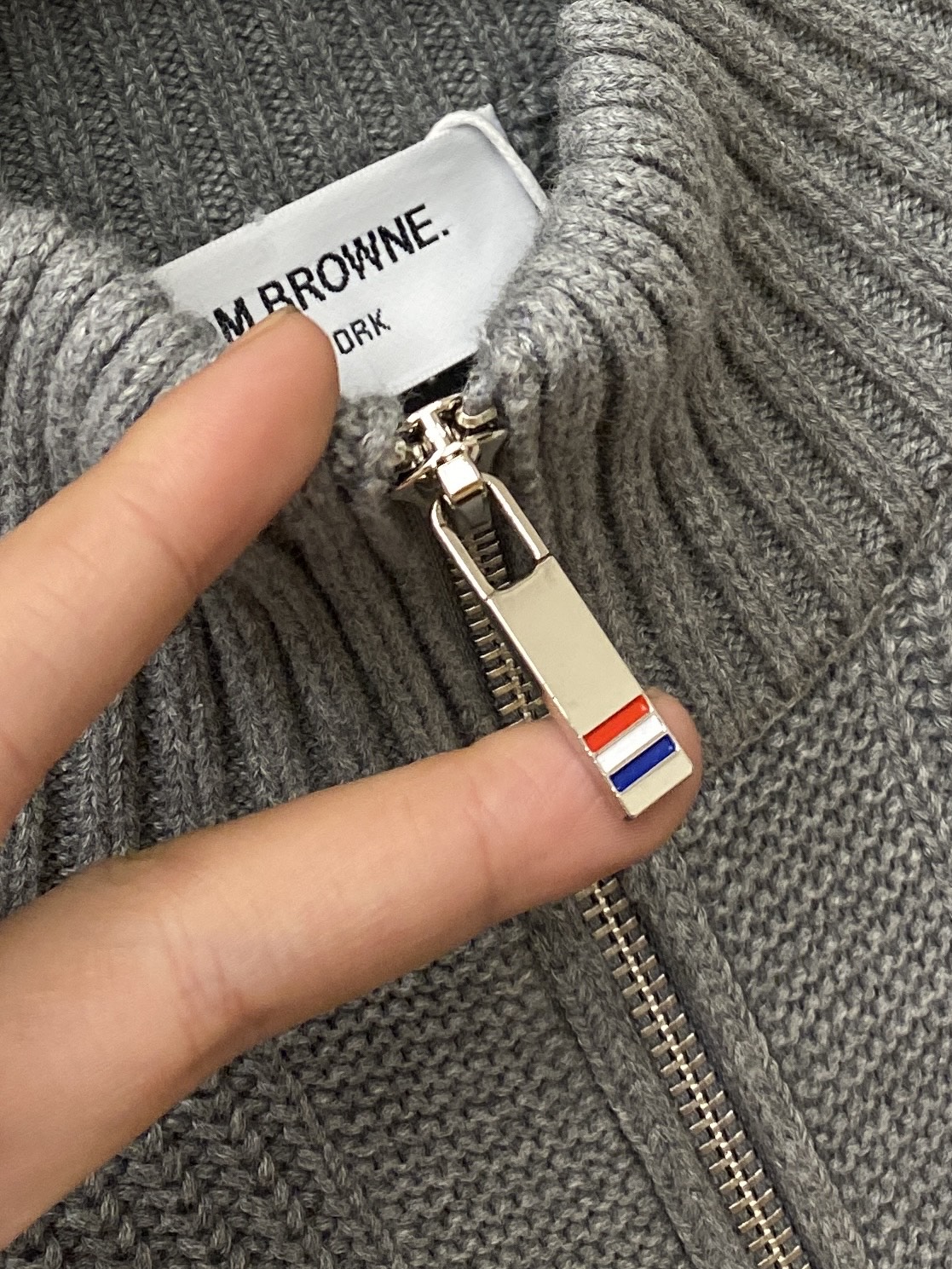 TB、2025新品羊毛衣外套 具有手感细腻柔软，可直接与肌肤接触，让暖心的纱线变化出细腻的质感，顶级工艺