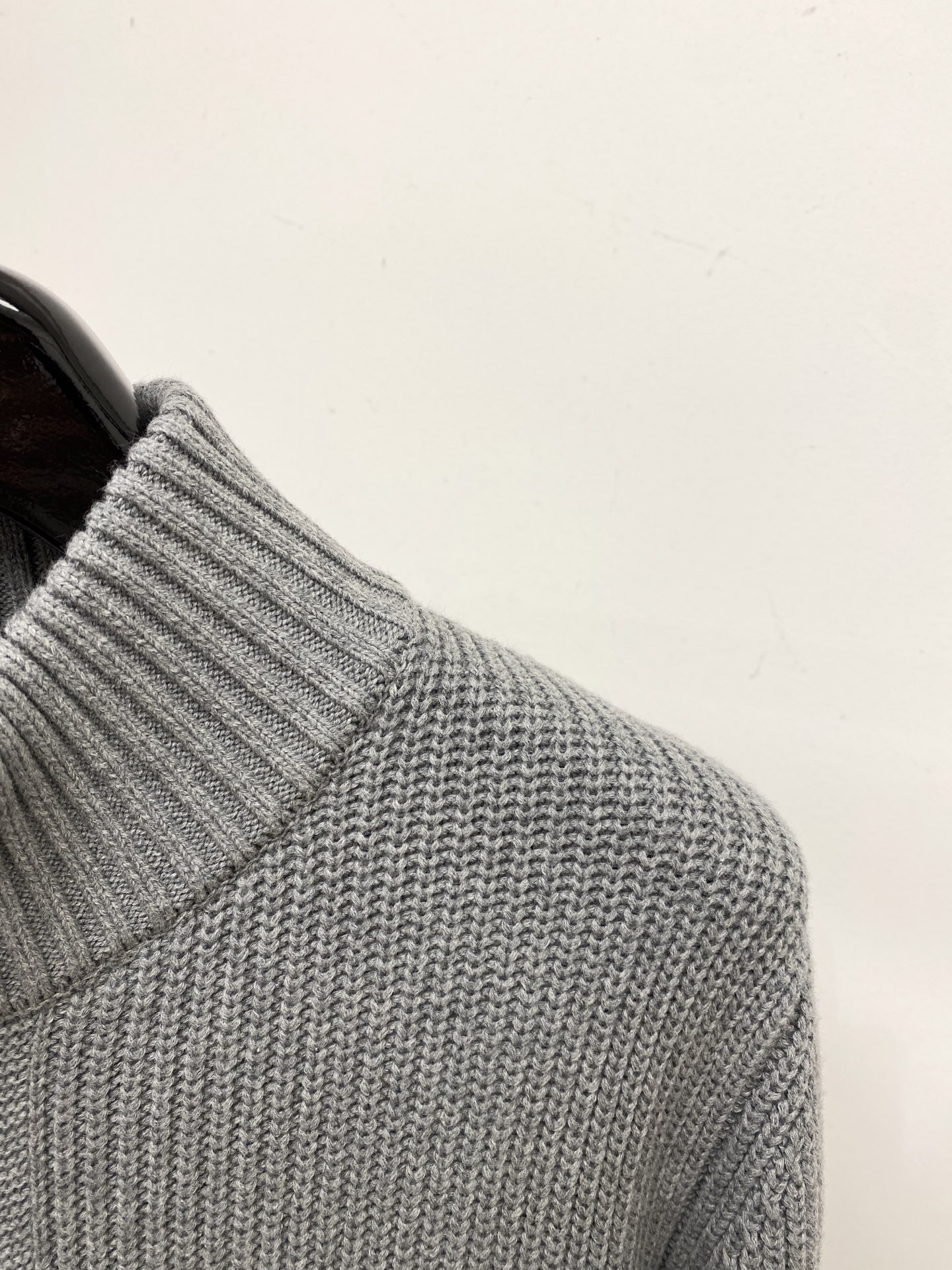 TB、2025新品羊毛衣外套 具有手感细腻柔软，可直接与肌肤接触，让暖心的纱线变化出细腻的质感，顶级工艺