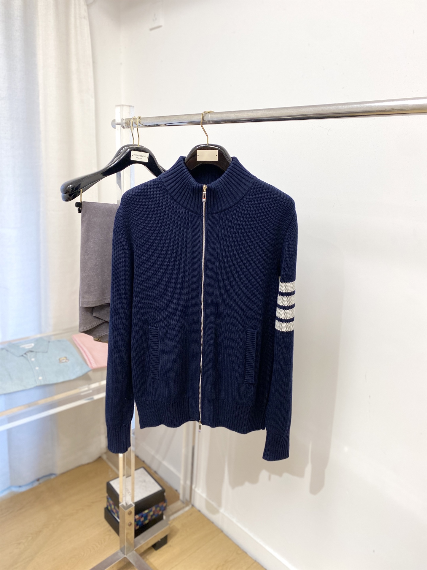 NO:596795,TB, 2025 new wool sweater jacket has a delicate and soft feel, which can be directly contacted with the skin, allowing the warm yarn to change into a delicate texture. The top-notch craftsmanship is very distinctive and colorful, and the style is simple, elegant and exquisite. The three-dimensional tailoring design makes the entire sweater upper body full of youthful vitality and vitality. It is recommended to be a must-have for autumn and winter. Sizes M-3XL, jackets & coats, sweaters, alexander wang19860909TB、2025新品羊毛衣外套 具有手感细腻柔软,可直接与肌肤接触,让暖心的纱线变化出细腻的质感,顶级工艺极具特色出彩,款式简约大方精美 立体剪裁的版型设计,让整款毛衣上身尽显青春活力和朝气,推荐款秋冬季穿搭必备.尺码M-3XL,,jackets & coats,sweaters,alexander wang,Men's clothing