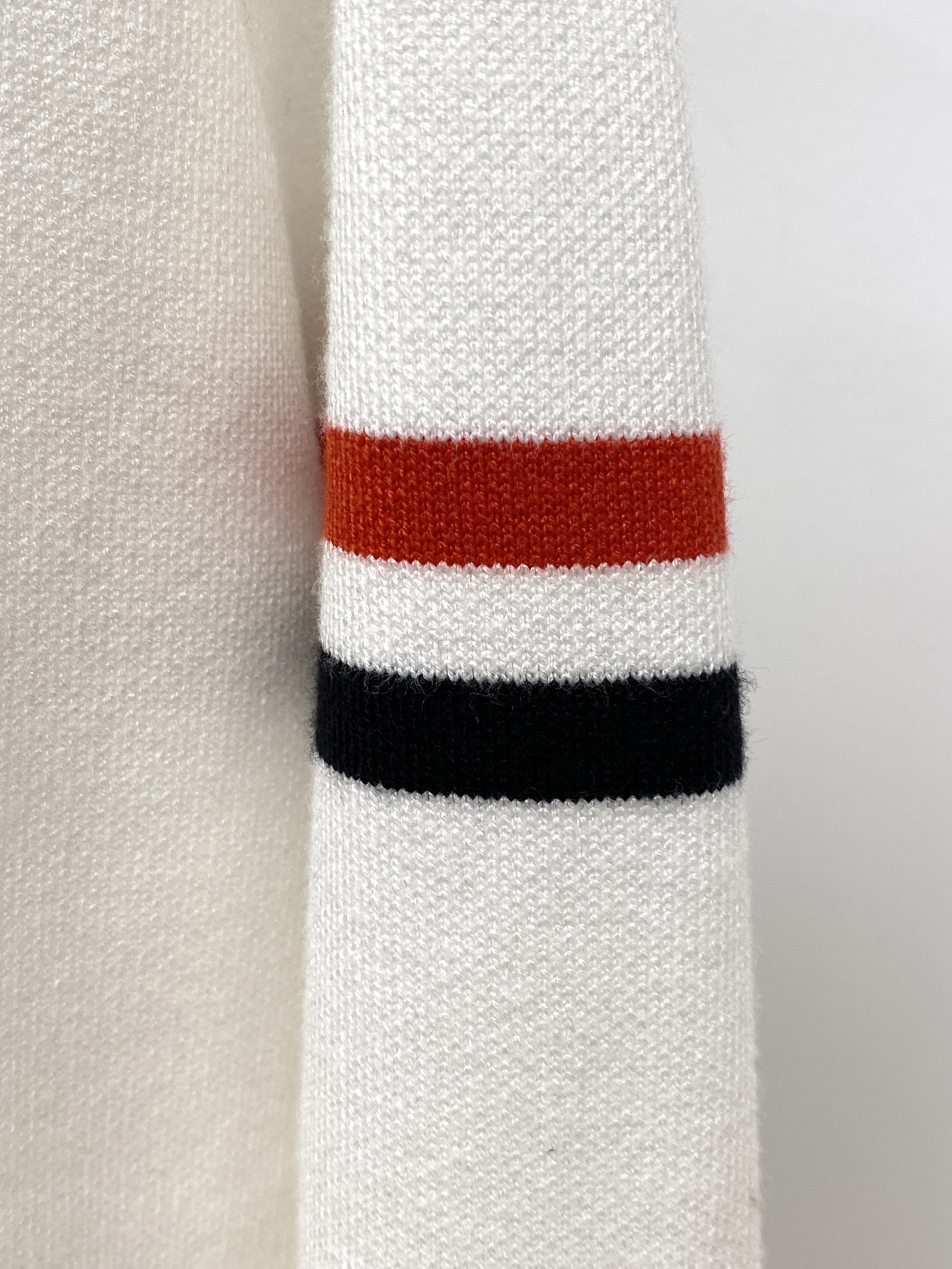 蒙口、2025新品羊毛衣外套 具有手感细腻柔软，可直接与肌肤接触，让暖心的纱线变化出细腻的质感，顶级工艺