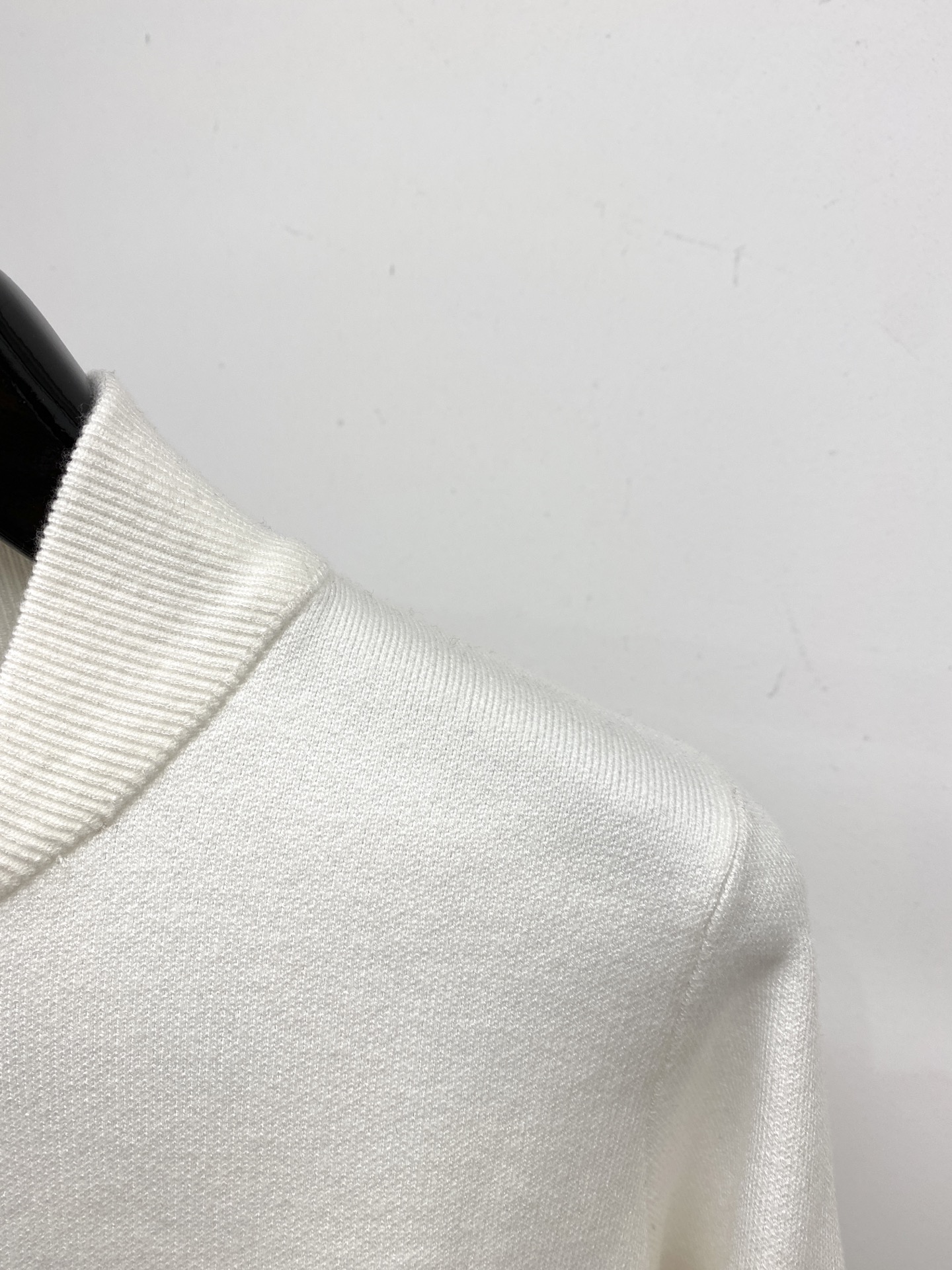 蒙口、2025新品羊毛衣外套 具有手感细腻柔软，可直接与肌肤接触，让暖心的纱线变化出细腻的质感，顶级工艺