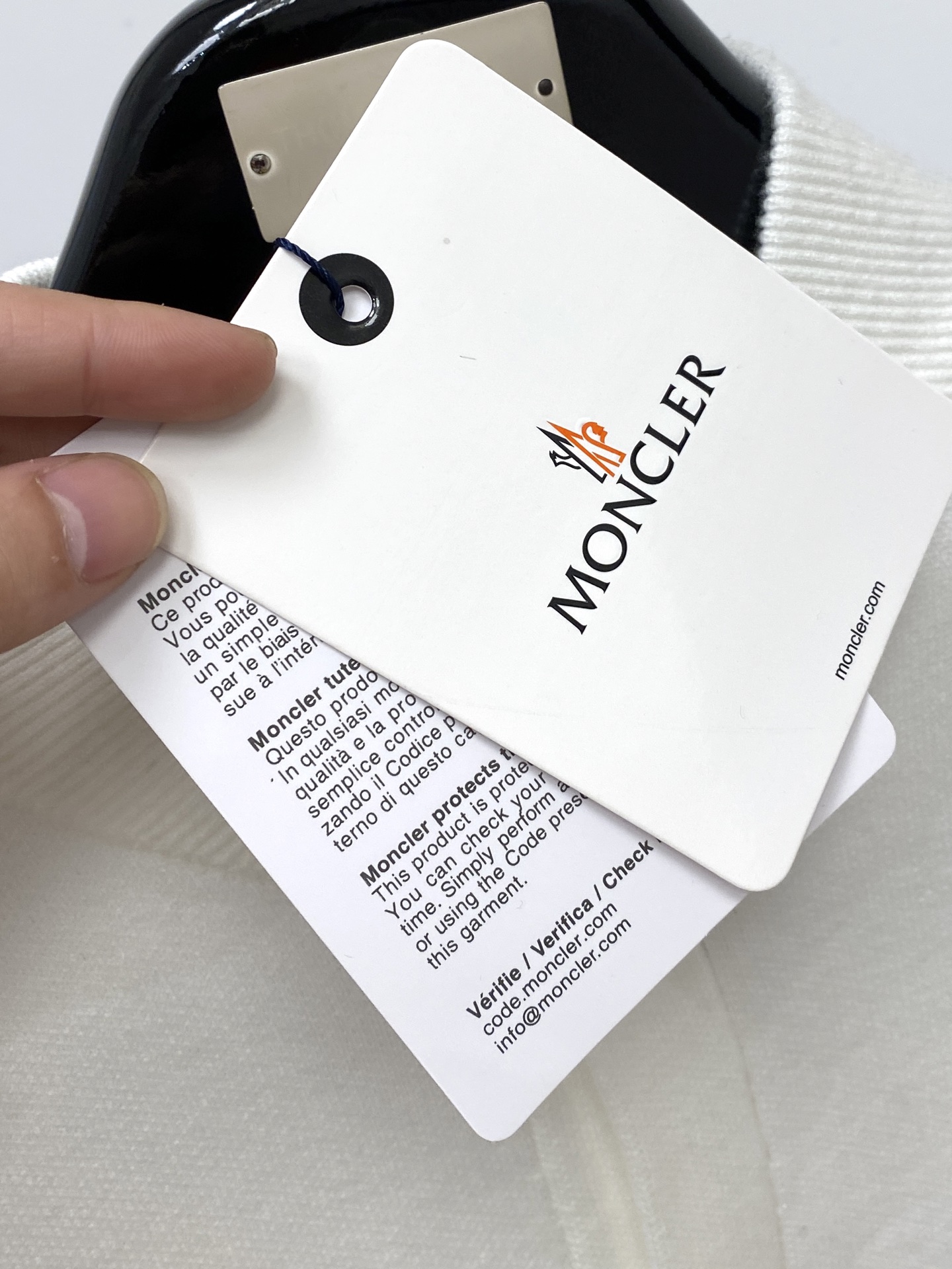 蒙口、2025新品羊毛衣外套 具有手感细腻柔软，可直接与肌肤接触，让暖心的纱线变化出细腻的质感，顶级工艺