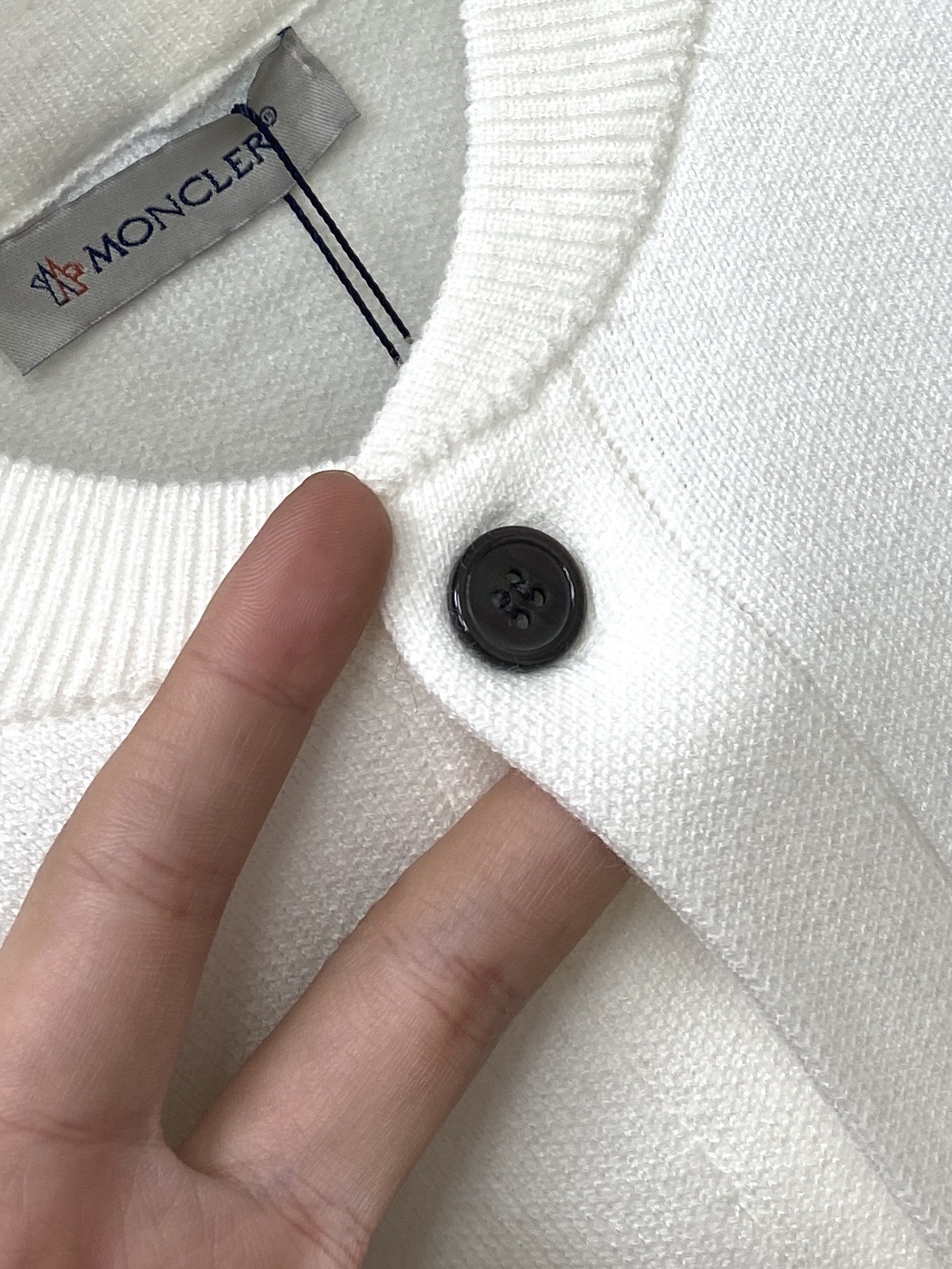 蒙口、2025新品羊毛衣外套 具有手感细腻柔软，可直接与肌肤接触，让暖心的纱线变化出细腻的质感，顶级工艺