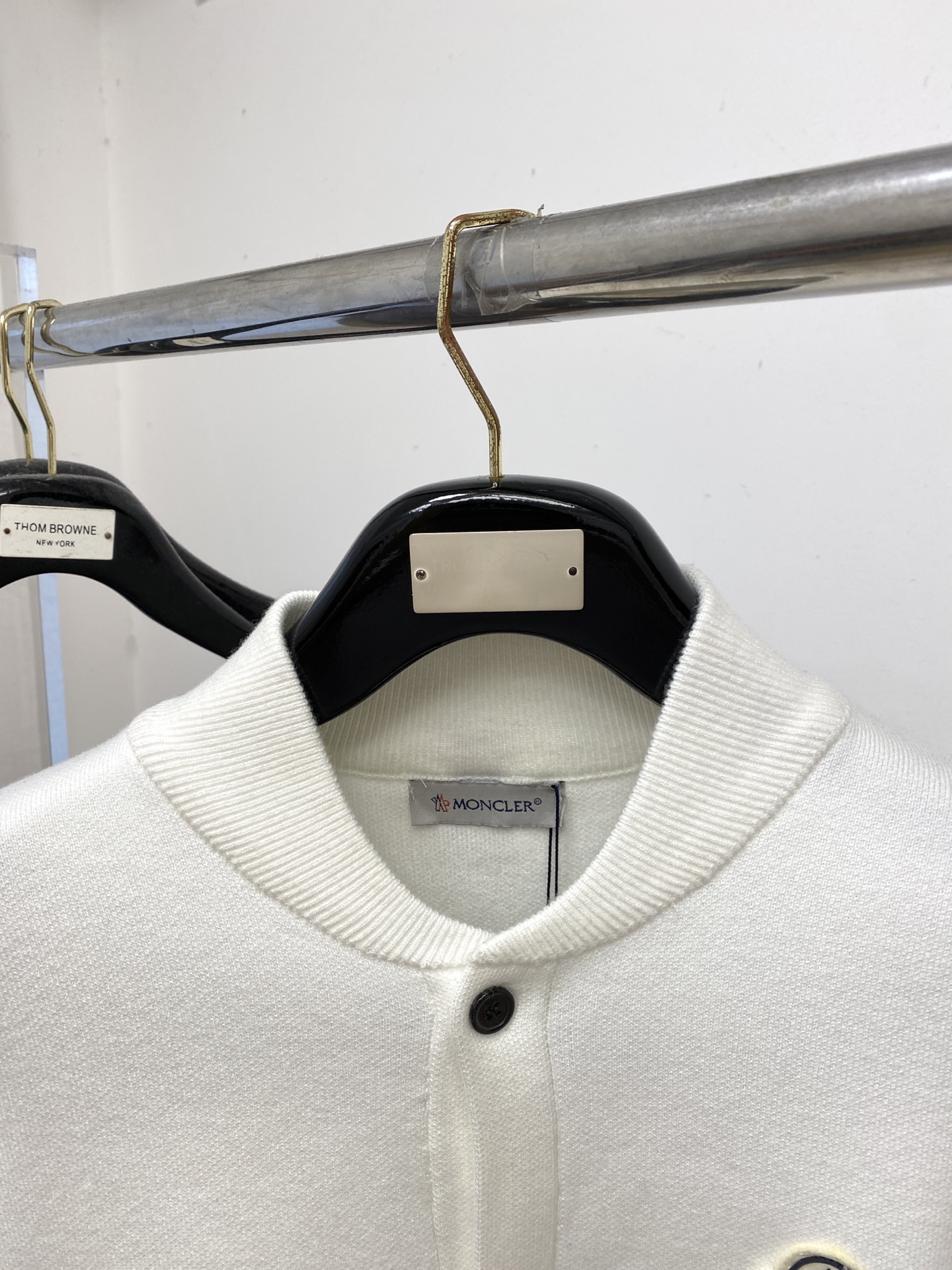 蒙口、2025新品羊毛衣外套 具有手感细腻柔软，可直接与肌肤接触，让暖心的纱线变化出细腻的质感，顶级工艺