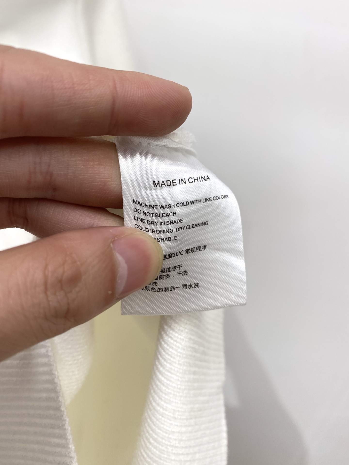 蒙口、2025新品羊毛衣外套 具有手感细腻柔软，可直接与肌肤接触，让暖心的纱线变化出细腻的质感，顶级工艺