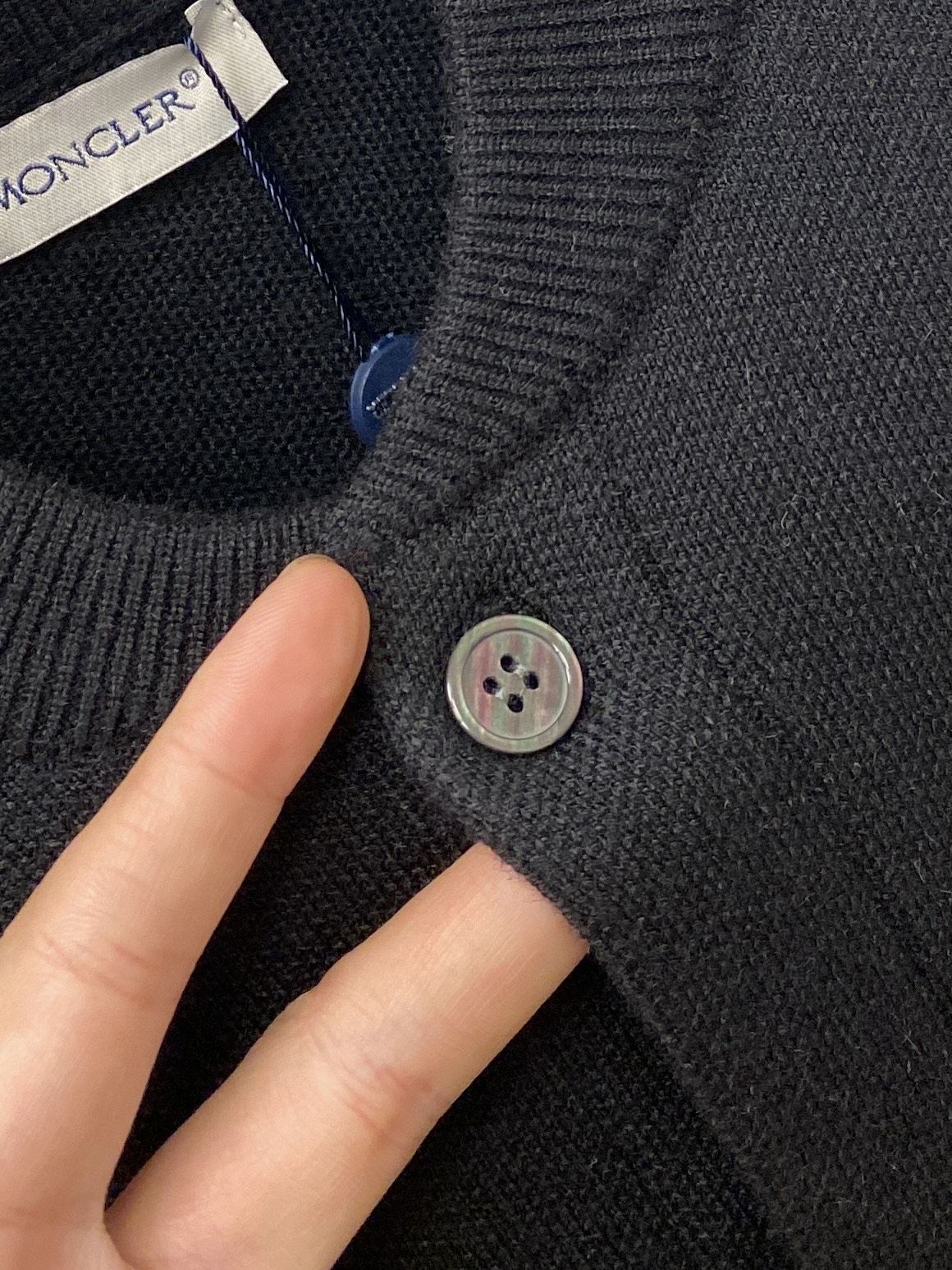 蒙口、2025新品羊毛衣外套 具有手感细腻柔软，可直接与肌肤接触，让暖心的纱线变化出细腻的质感，顶级工艺