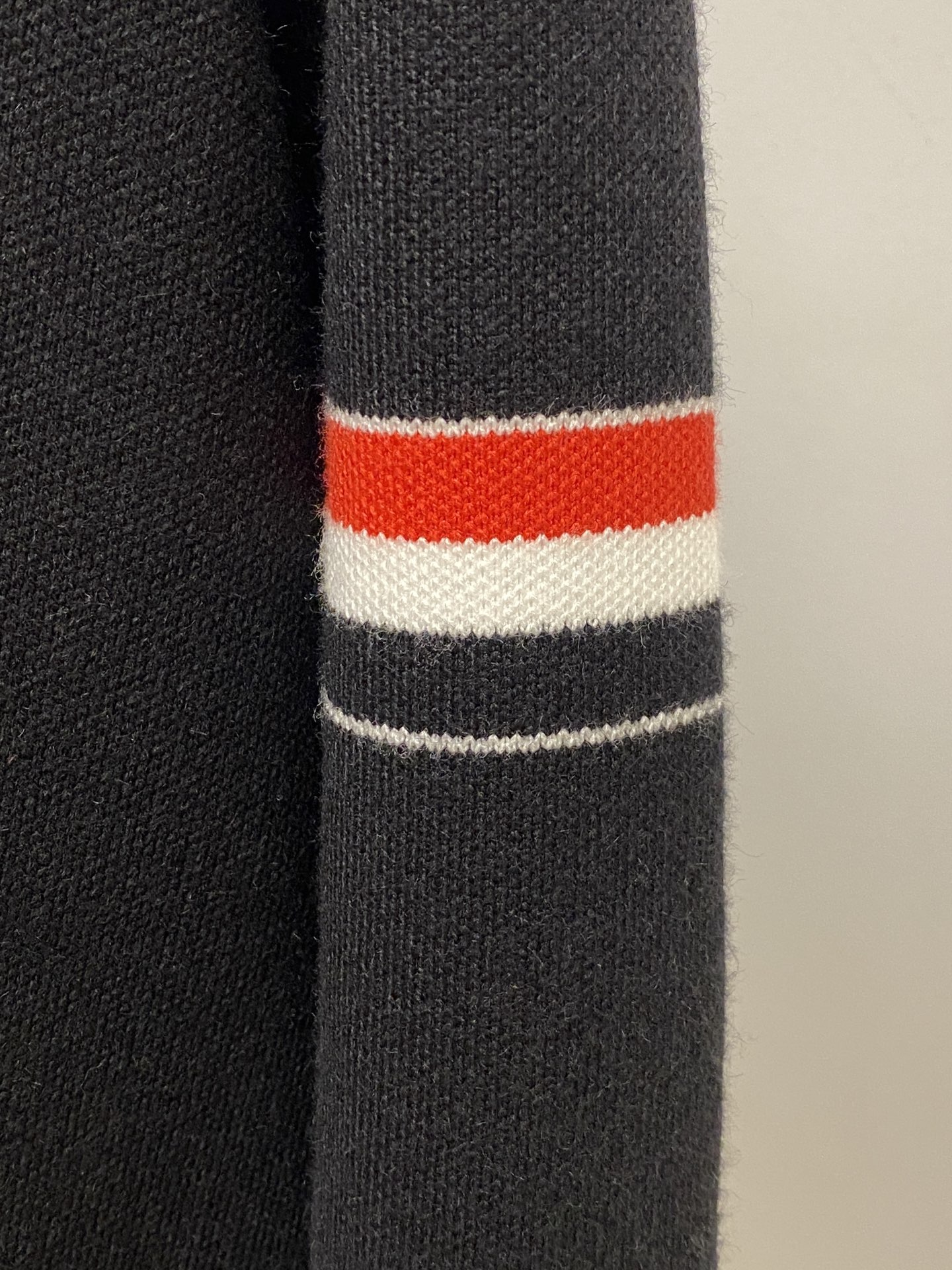 蒙口、2025新品羊毛衣外套 具有手感细腻柔软，可直接与肌肤接触，让暖心的纱线变化出细腻的质感，顶级工艺