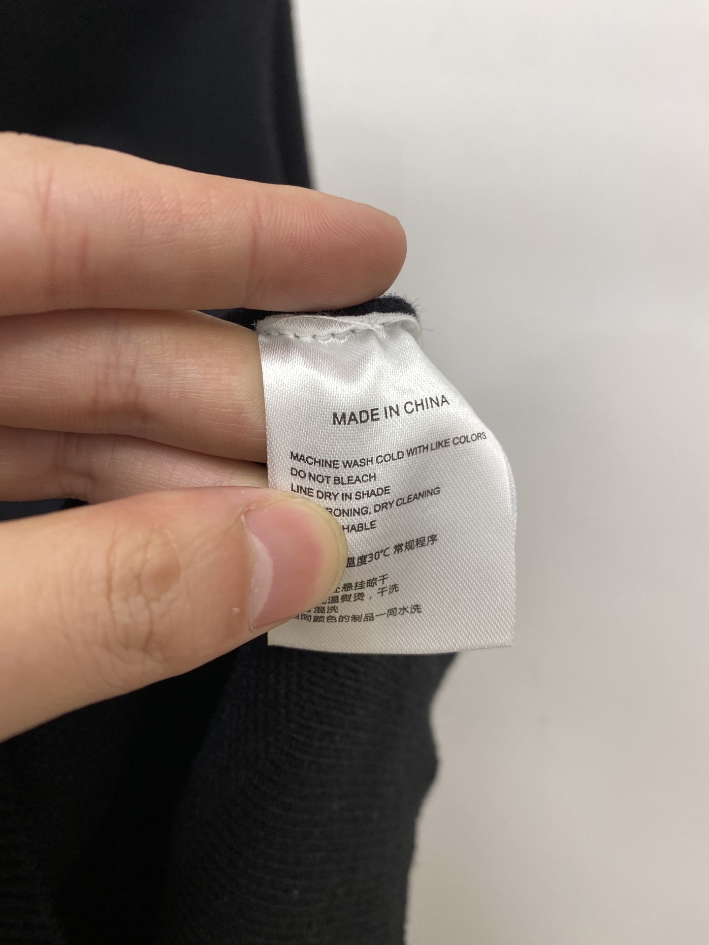 蒙口、2025新品羊毛衣外套 具有手感细腻柔软，可直接与肌肤接触，让暖心的纱线变化出细腻的质感，顶级工艺