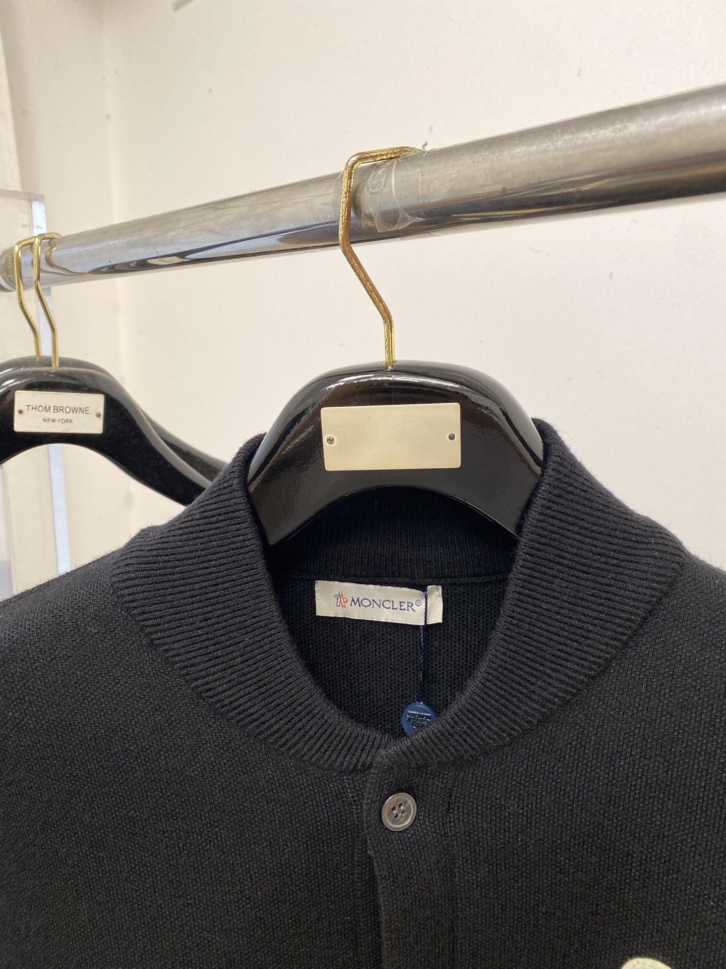 蒙口、2025新品羊毛衣外套 具有手感细腻柔软，可直接与肌肤接触，让暖心的纱线变化出细腻的质感，顶级工艺