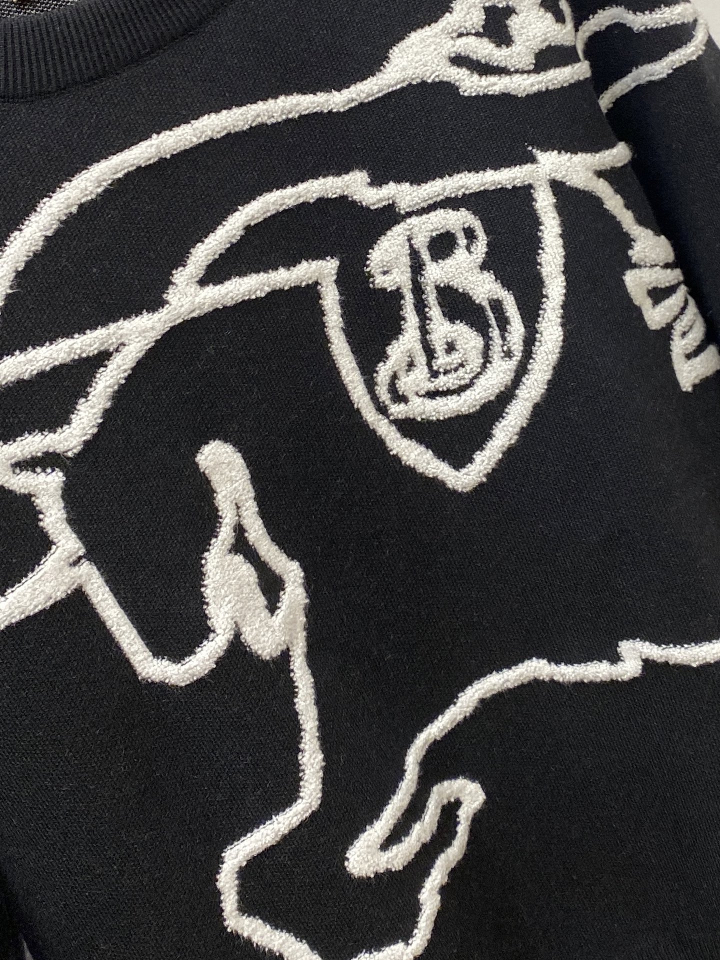 巴宝莉、2025新品羊毛衣 具有手感细腻柔软，可直接与肌肤接触，让暖心的纱线变化出细腻的质感，顶级工艺极