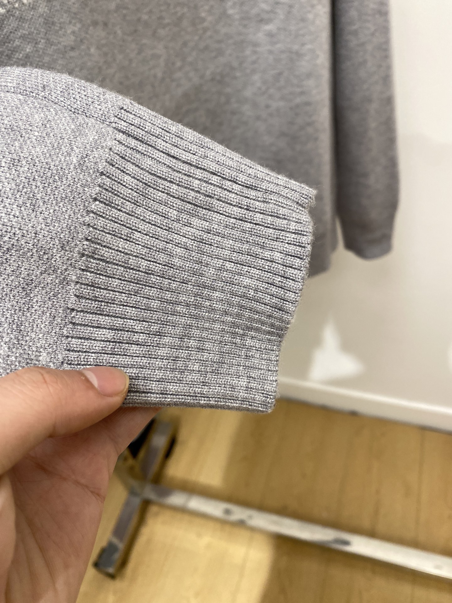 迪奥、2025新品羊毛衣 具有手感细腻柔软，可直接与肌肤接触，让暖心的纱线变化出细腻的质感，顶级工艺极具