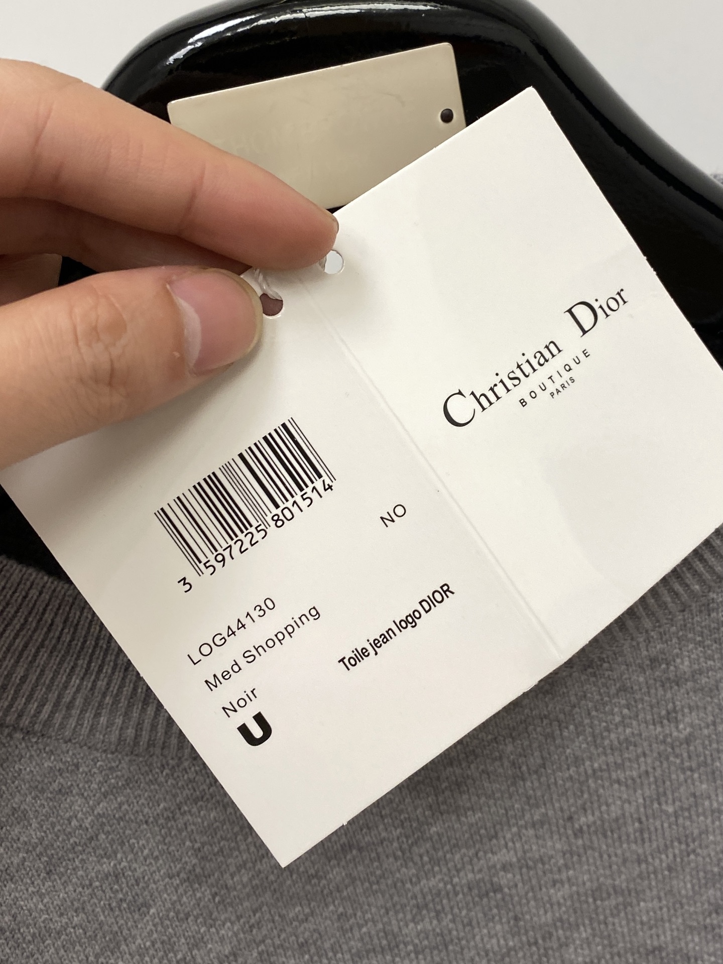 迪奥、2025新品羊毛衣 具有手感细腻柔软，可直接与肌肤接触，让暖心的纱线变化出细腻的质感，顶级工艺极具