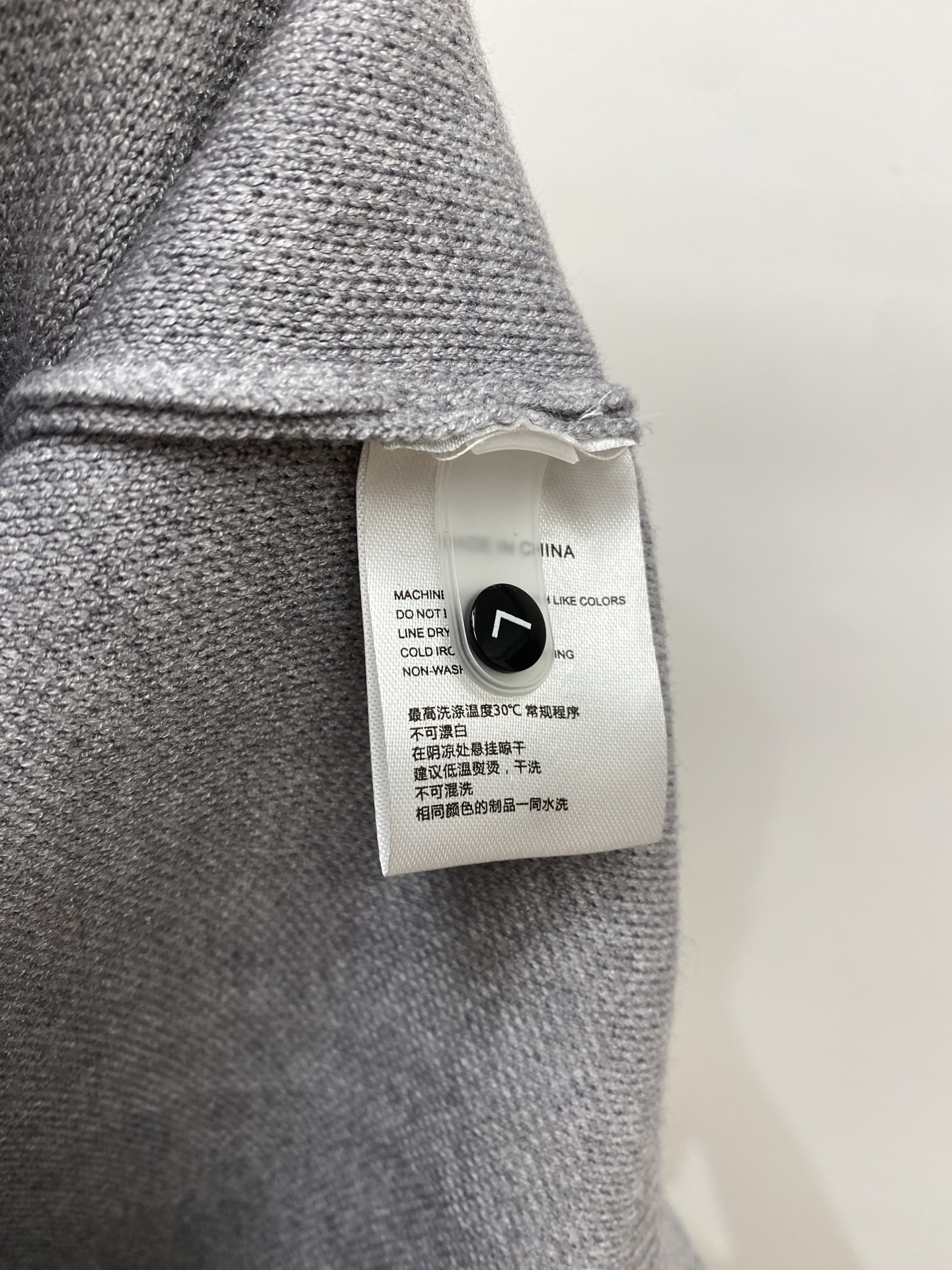 迪奥、2025新品羊毛衣 具有手感细腻柔软，可直接与肌肤接触，让暖心的纱线变化出细腻的质感，顶级工艺极具