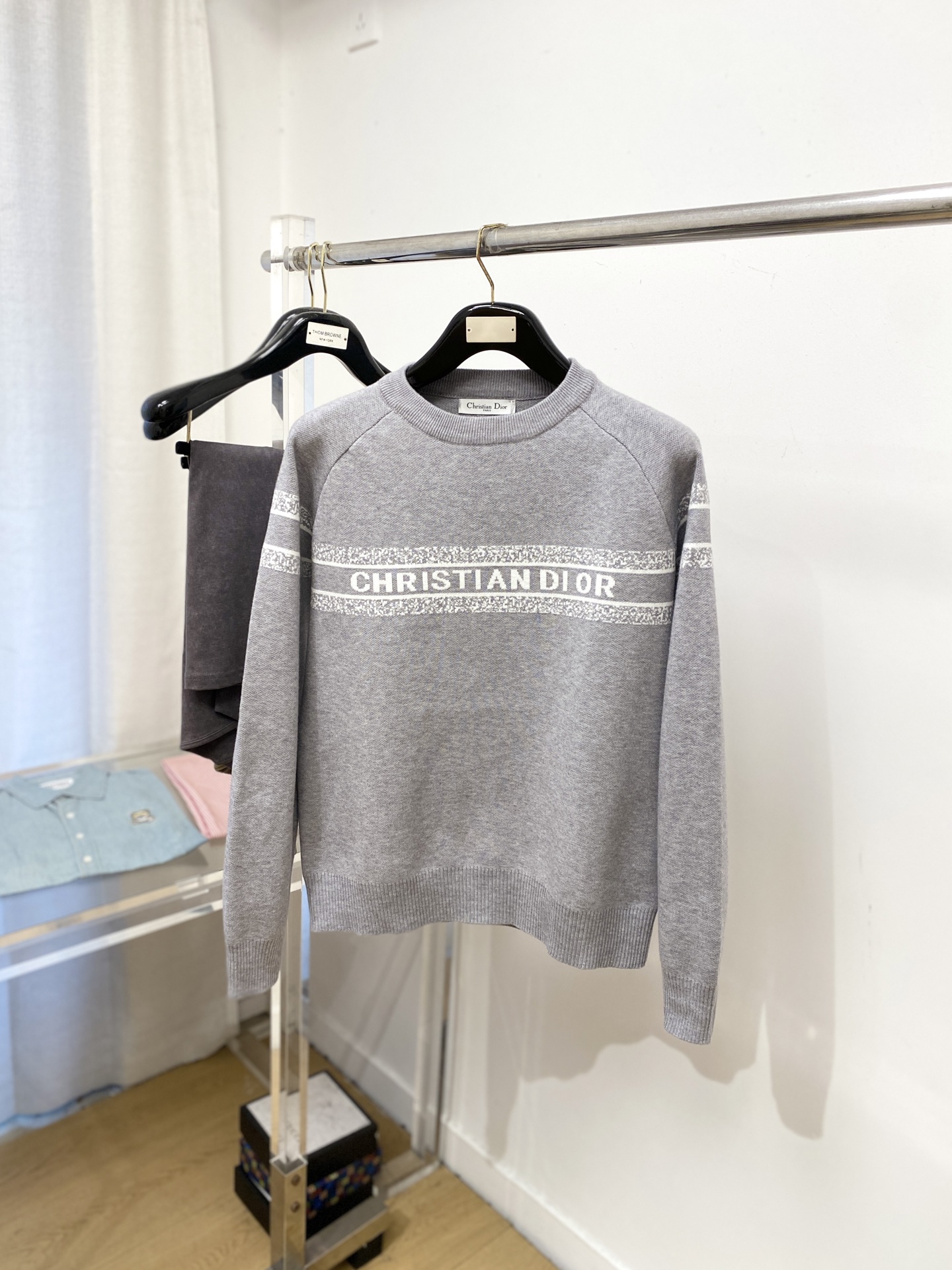 迪奥、2025新品羊毛衣 具有手感细腻柔软，可直接与肌肤接触，让暖心的纱线变化出细腻的质感，顶级工艺极具