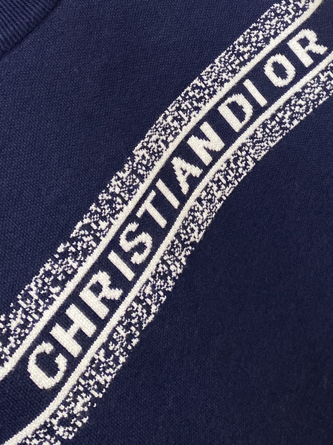 迪奥、2025新品羊毛衣 具有手感细腻柔软，可直接与肌肤接触，让暖心的纱线变化出细腻的质感，顶级工艺极具