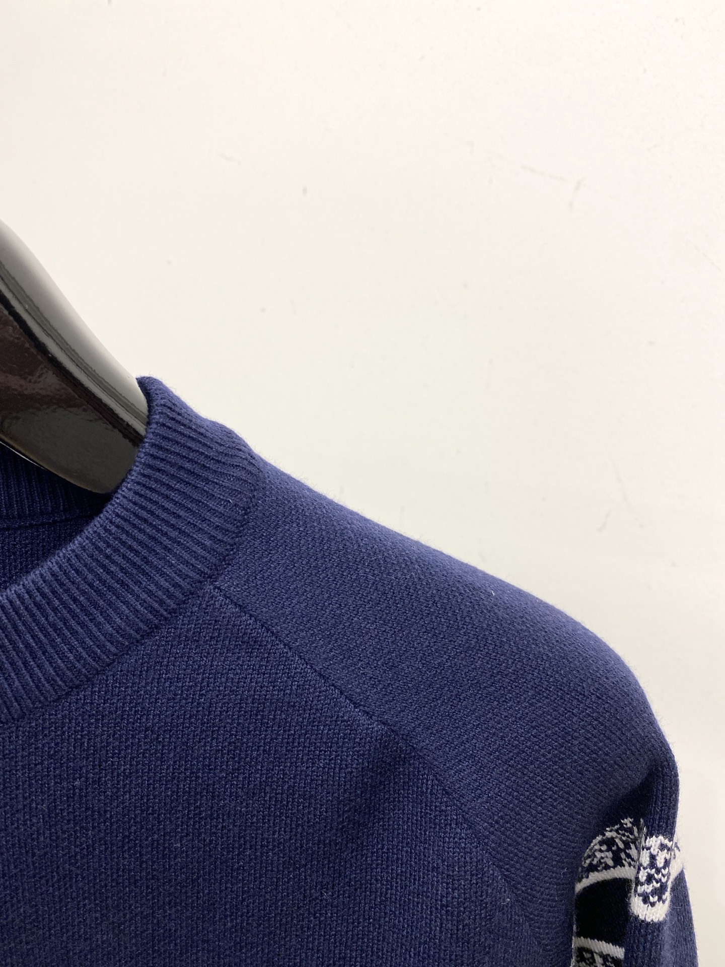 迪奥、2025新品羊毛衣 具有手感细腻柔软，可直接与肌肤接触，让暖心的纱线变化出细腻的质感，顶级工艺极具