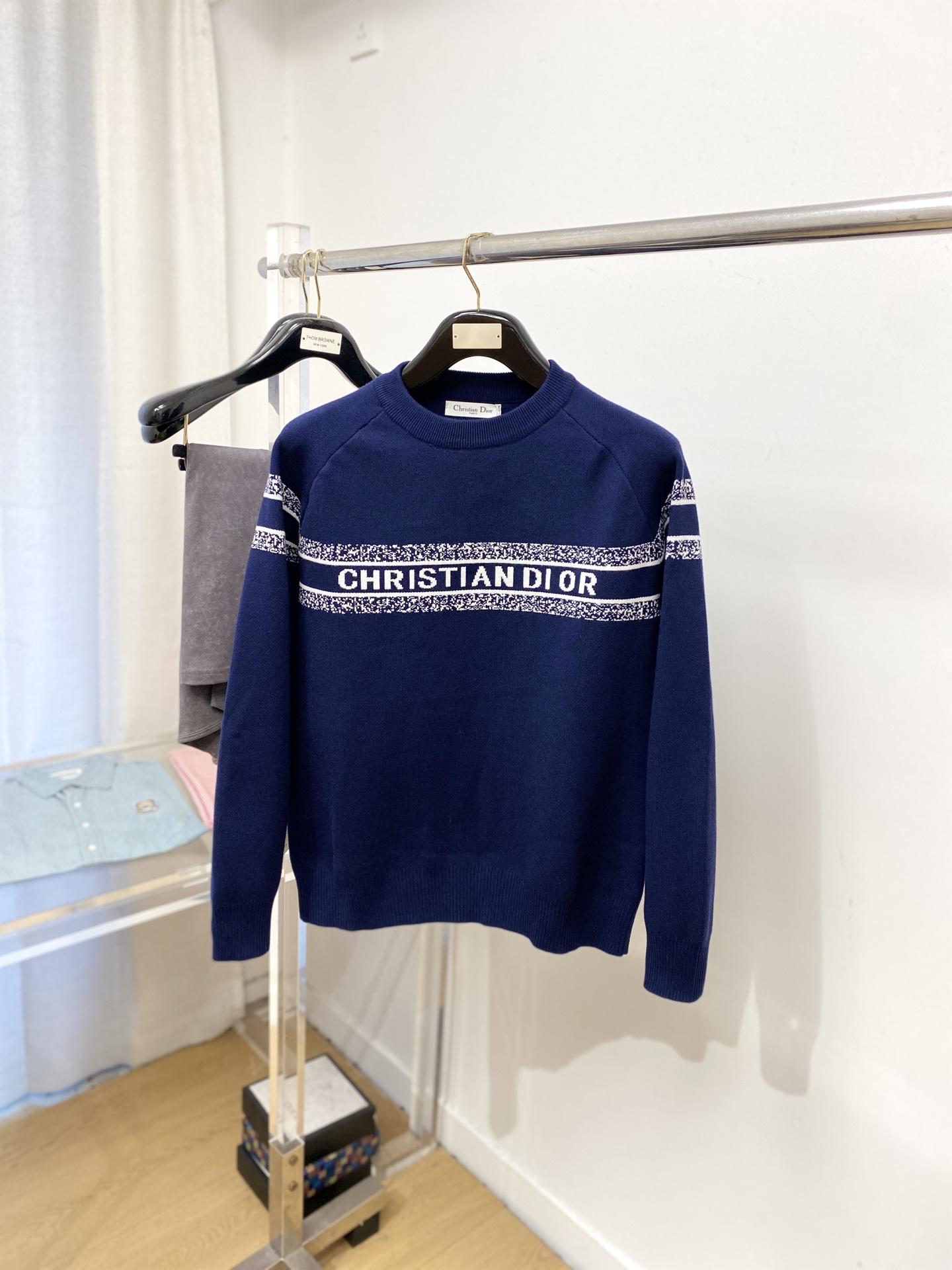 迪奥、2025新品羊毛衣 具有手感细腻柔软，可直接与肌肤接触，让暖心的纱线变化出细腻的质感，顶级工艺极具