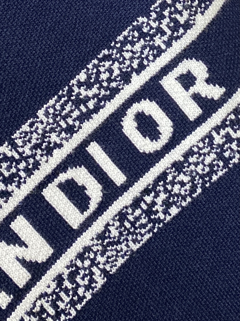 迪奥、2025新品羊毛衣 具有手感细腻柔软，可直接与肌肤接触，让暖心的纱线变化出细腻的质感，顶级工艺极具