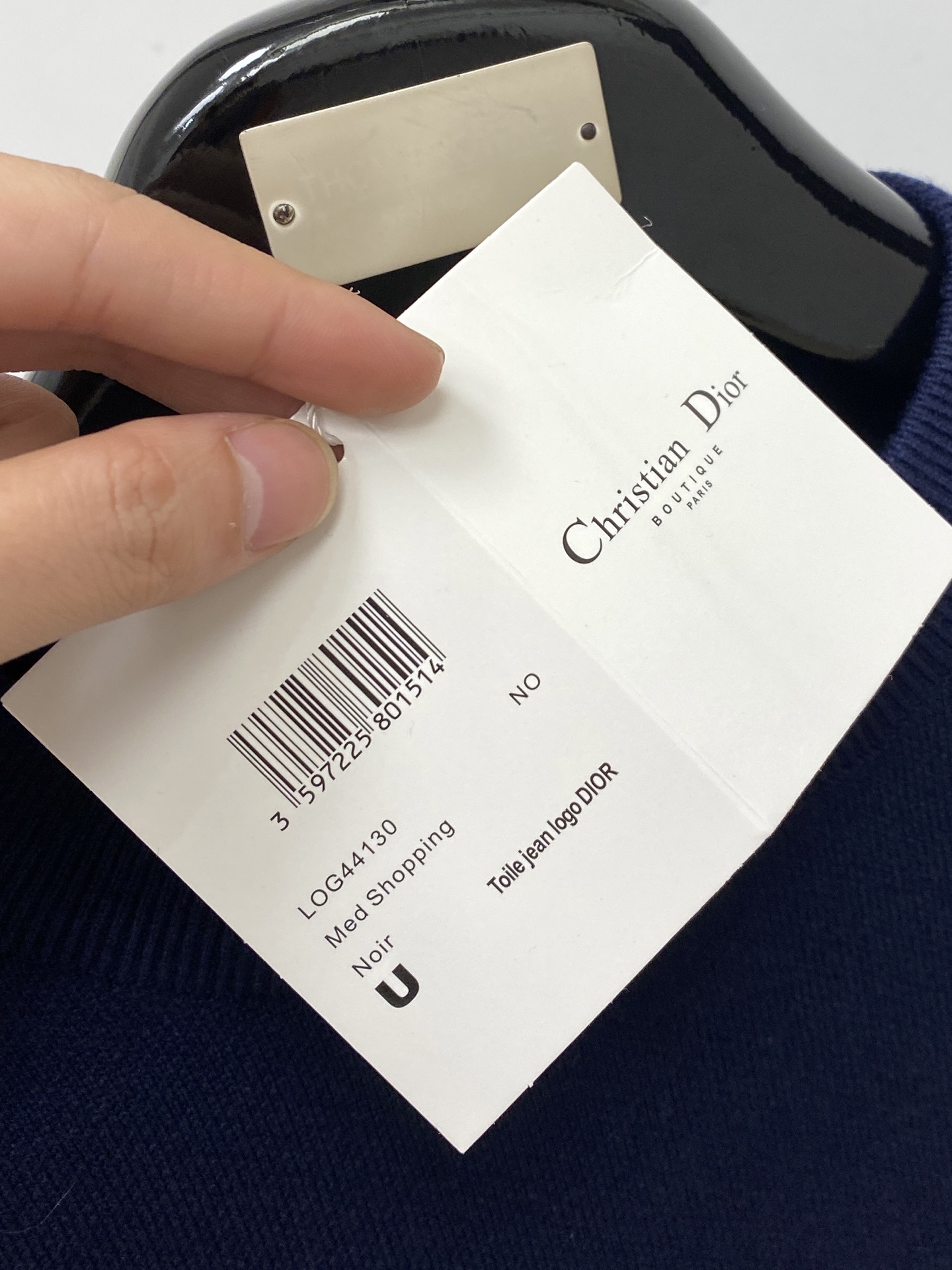 迪奥、2025新品羊毛衣 具有手感细腻柔软，可直接与肌肤接触，让暖心的纱线变化出细腻的质感，顶级工艺极具