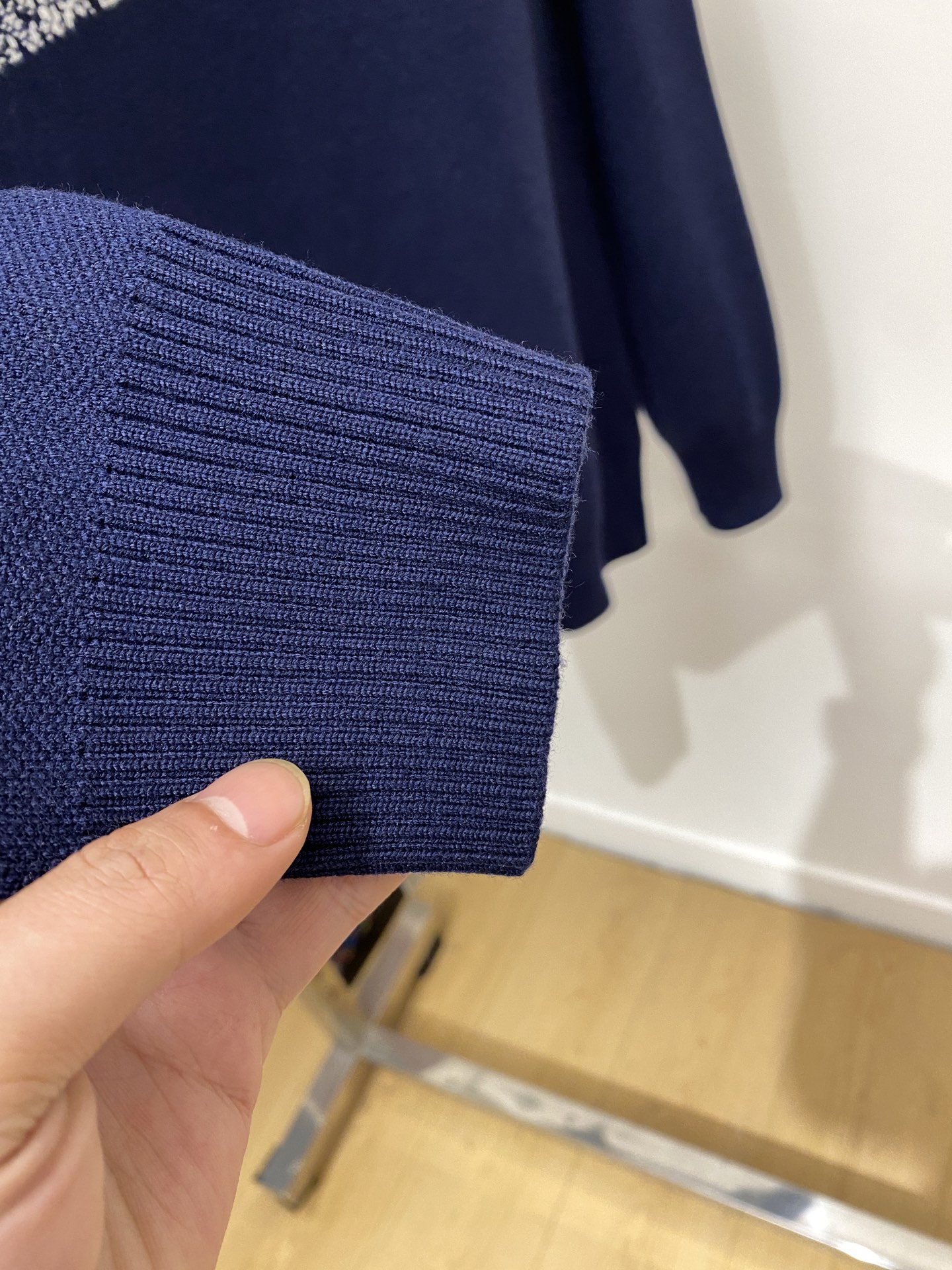 迪奥、2025新品羊毛衣 具有手感细腻柔软，可直接与肌肤接触，让暖心的纱线变化出细腻的质感，顶级工艺极具