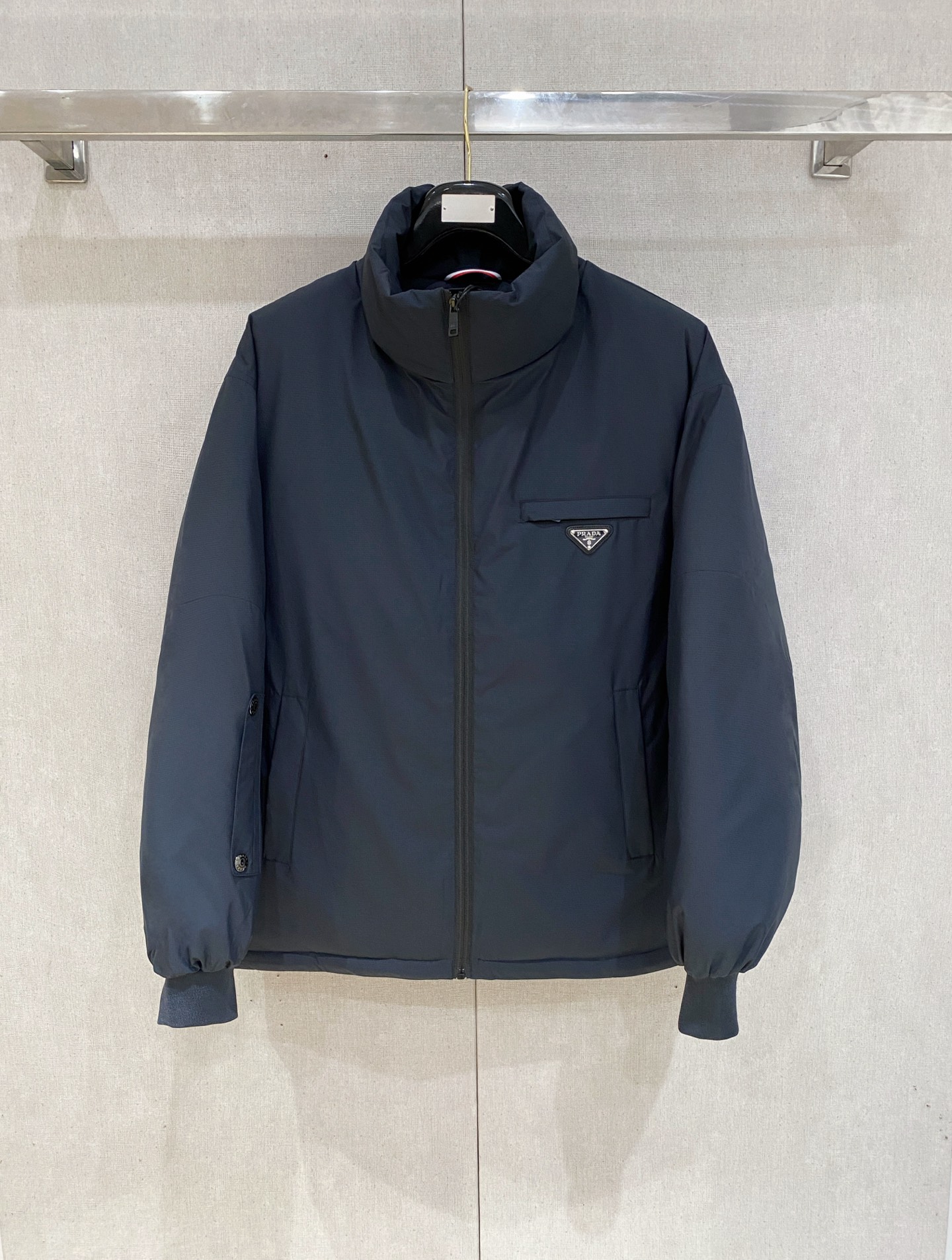 NO:596774,Prada, the latest 2025 men's lightweight down jacket, the fabric is soft and comfortable.  The upper body shape is awesome.  zipper.  The accessories are all custom-supplied and imported fabrics, which are light and comfortable, warm and stylish, simple and elegant!  Lightweight and warm, the best choice to keep out the cold in autumn and winter. Size M-3XL. Buy now,,prada,jackets & coats,jackets & coats,down jacket,alexander wang19860909普拉达、2025最新款男士轻薄羽绒夹克外套、面料柔软舒适 ．上身版型超赞 ．拉链．辅料都是客供 、进口面料,轻便舒适,保暖有型、简单大方款式！轻便保暖、秋冬御寒的最佳选择 码数M-3XL 立即抢购,,prada,jackets & coats,jackets & coats,down jacket,alexander wang,Men's clothing