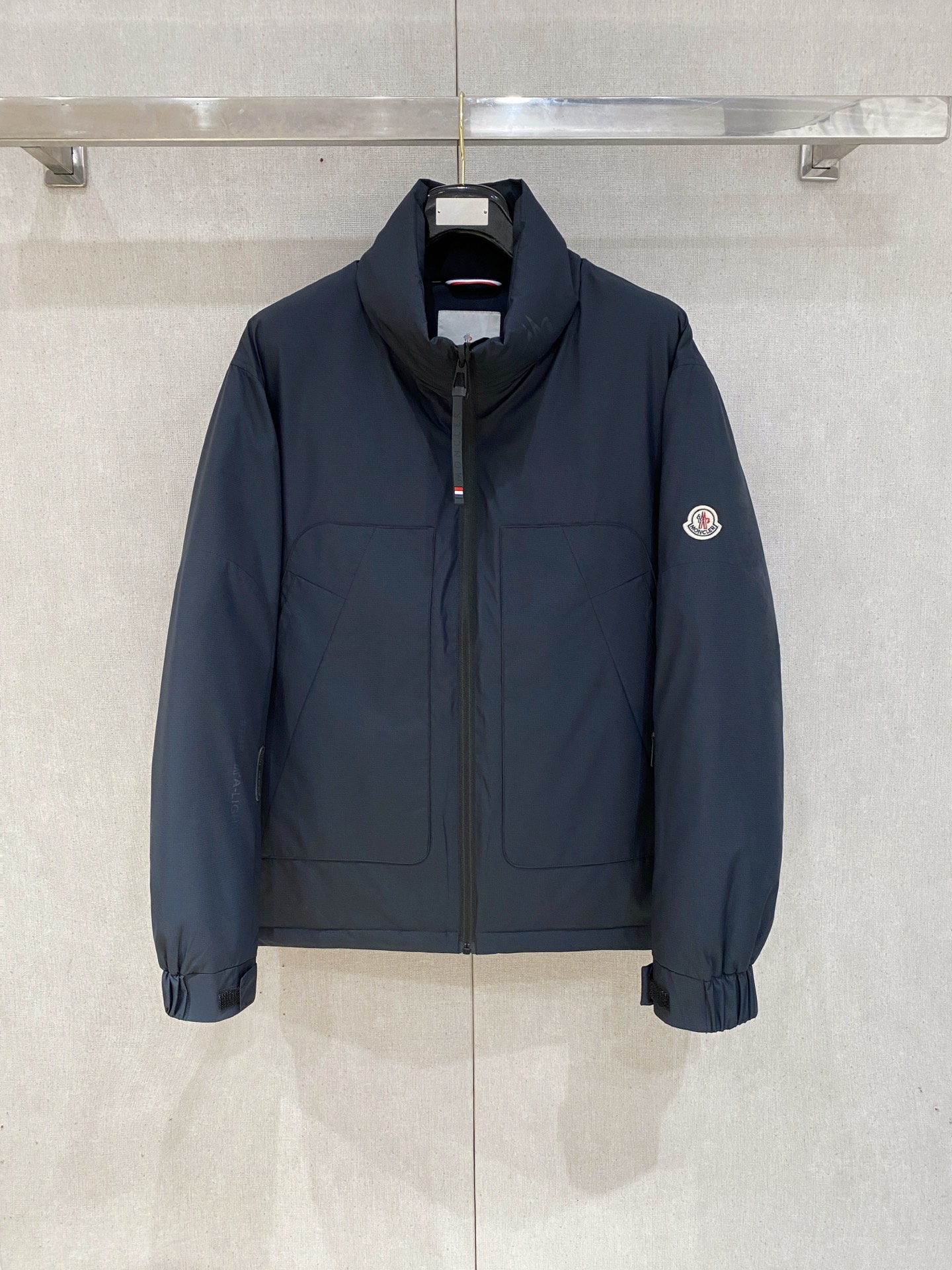 NO:596777,Covered mouth, the latest 2025 men's lightweight down jacket, the fabric is soft and comfortable.  The upper body shape is awesome.  zipper.  The accessories are all custom-supplied and imported fabrics, which are light and comfortable, warm and stylish, simple and elegant!  Lightweight and warm, the best choice to keep out the cold in autumn and winter. Size M-3XL. Buy now,,Moncler,jackets & coats,jackets & coats,down jacket,alexander wang19860909蒙口、2025最新款男士轻薄羽绒夹克外套、面料柔软舒适 ．上身版型超赞 ．拉链．辅料都是客供 、进口面料,轻便舒适,保暖有型、简单大方款式！轻便保暖、秋冬御寒的最佳选择 码数M-3XL 立即抢购,,Moncler,jackets & coats,jackets & coats,down jacket,alexander wang,Men's clothing