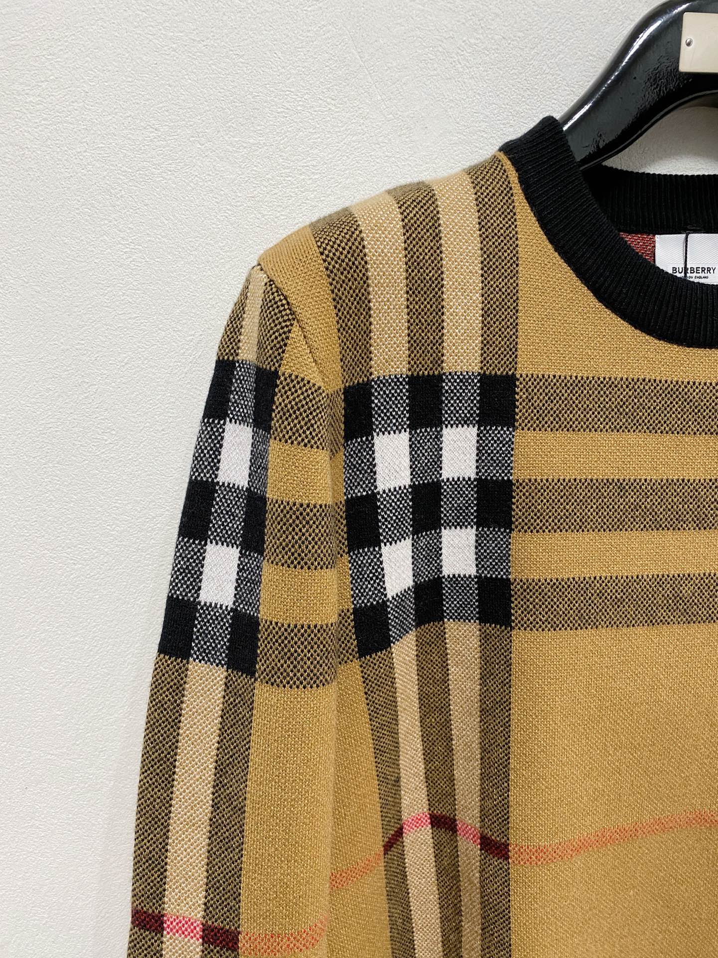 🌾 巴宝莉 秋冬经典圆领羊毛衫，全品相！！！羊毛混纺面料，2025最新款 黄金比例！！修身款软黄金 百搭